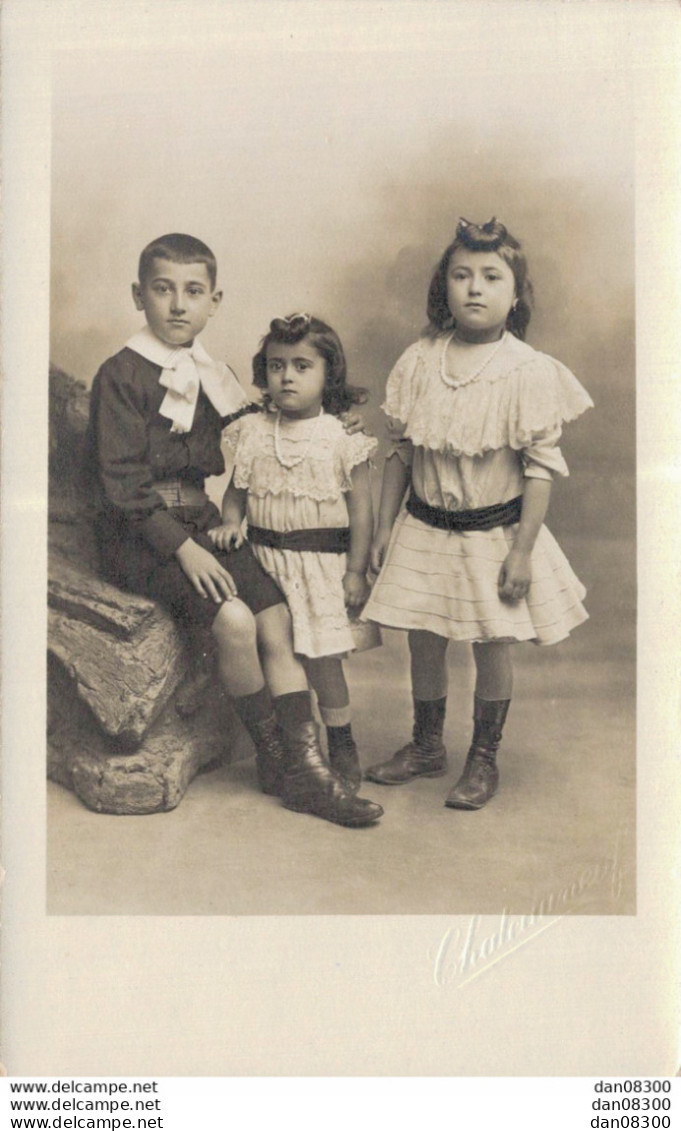 CARTE PHOTO NON IDENTIFIEE REPRESENTANT TROIS JEUNES ENFANTS POSANT AU STUDIO PHOTOGRAPHIE CHATEAUNEUF - A Identifier