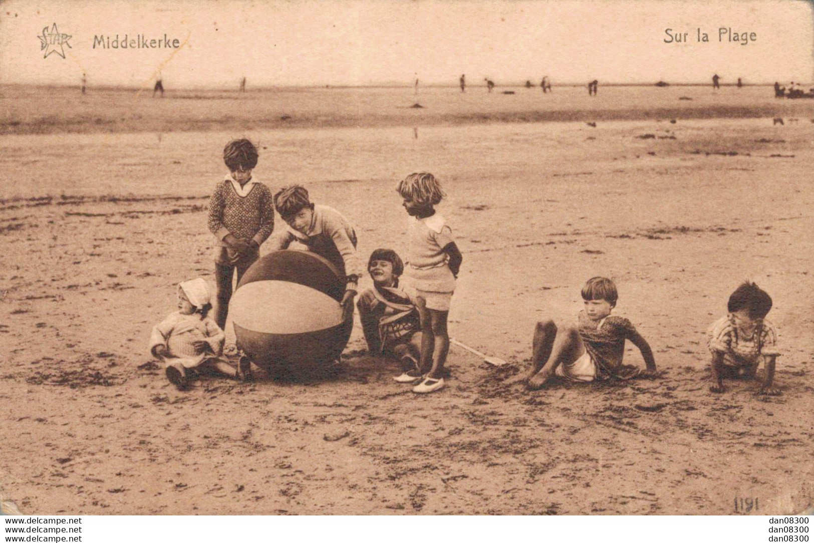 BELGIQUE MIDDELKERKE SUR LA PLAGE DES ENFANTS AVEC UN ENORME BALLON - Middelkerke