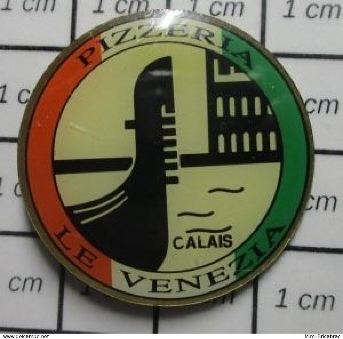 912c Pin's Pins / Beau Et Rare / BATEAUX / BARQUE GONDOLE PIZZERIA LE VENEZIA CALAIS Boules ? - Schiffahrt