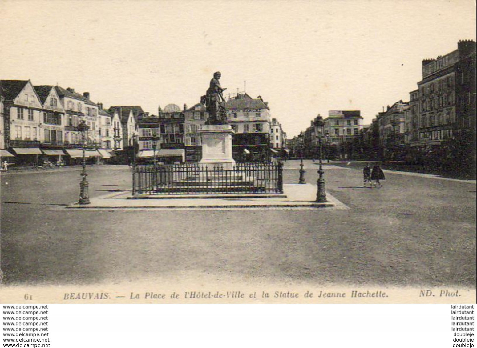 D60  BEAUVAIS  La Place De L' Hôtel De Ville Et La Statue De Jeanne Hachette  ..... - Beauvais