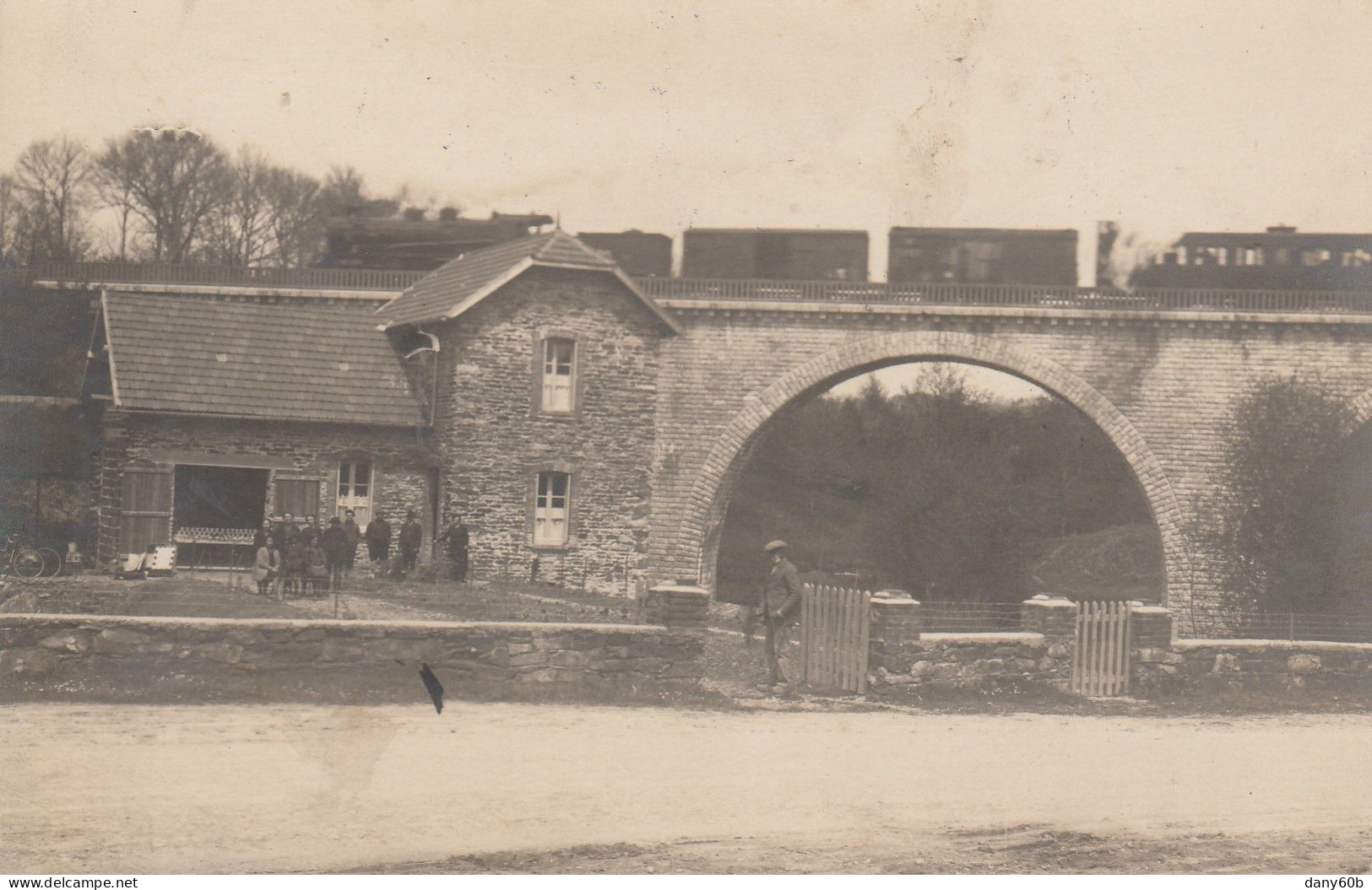 REF.AC . CPA . BELLE CARTE PHOTO A IDENTIFIER . FERME. HABITATION .  PONT-FERROVIERE . TRAIN. - To Identify