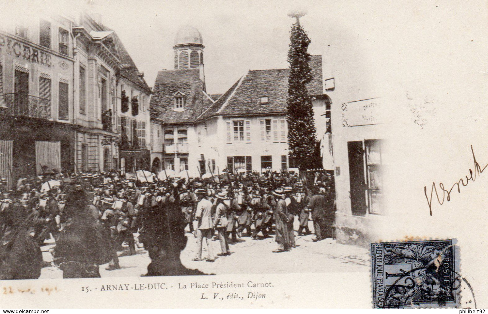 Arnay-le-Duc. La Place Président Carnot. - Arnay Le Duc
