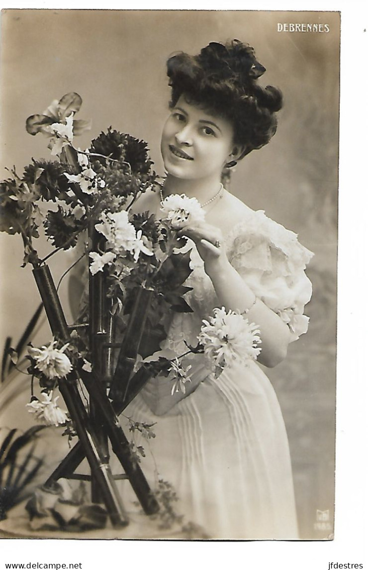 CP Artiste Comédienne Debrennes Au Bouquet Dans Présentoir à Documnts Ouvert 1906. Bruxelles Wasseiges - Artistes