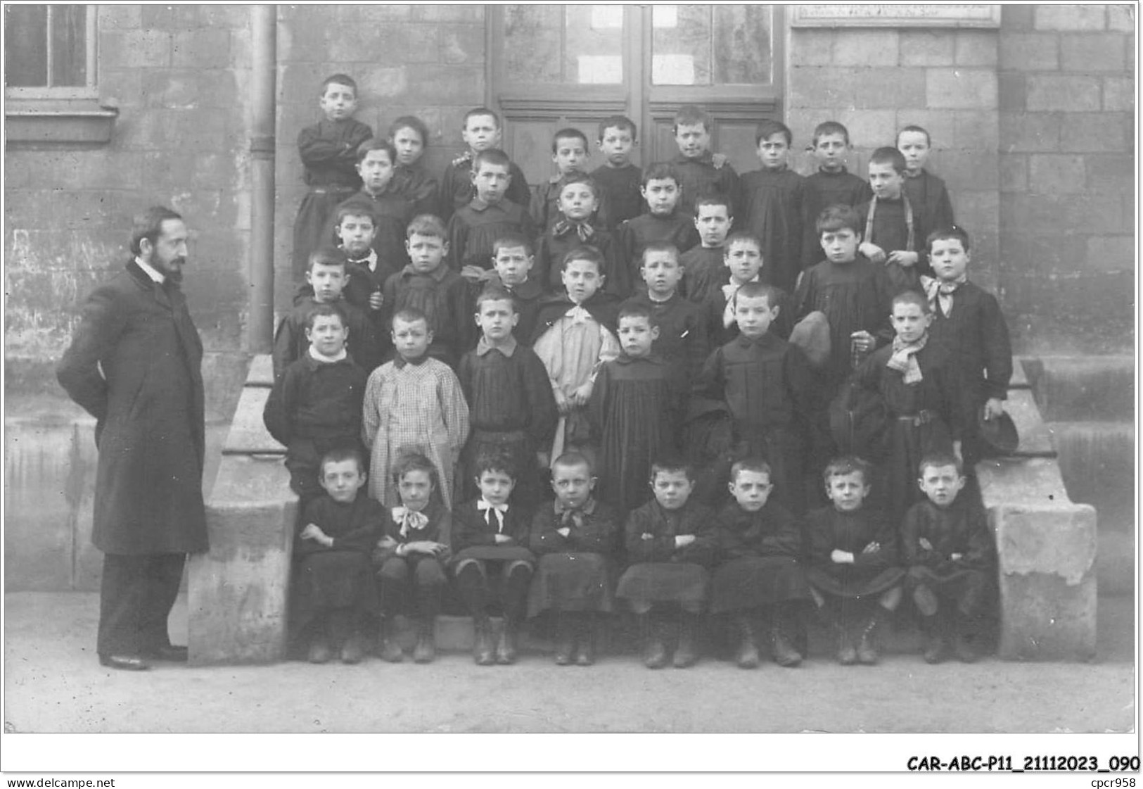 CAR-ABCP11-1040 - ENSEIGNEMENT - GROUPE D'ELEVES GARCONS ET UN ENSEIGNANT - CARTE PHOTO  - School