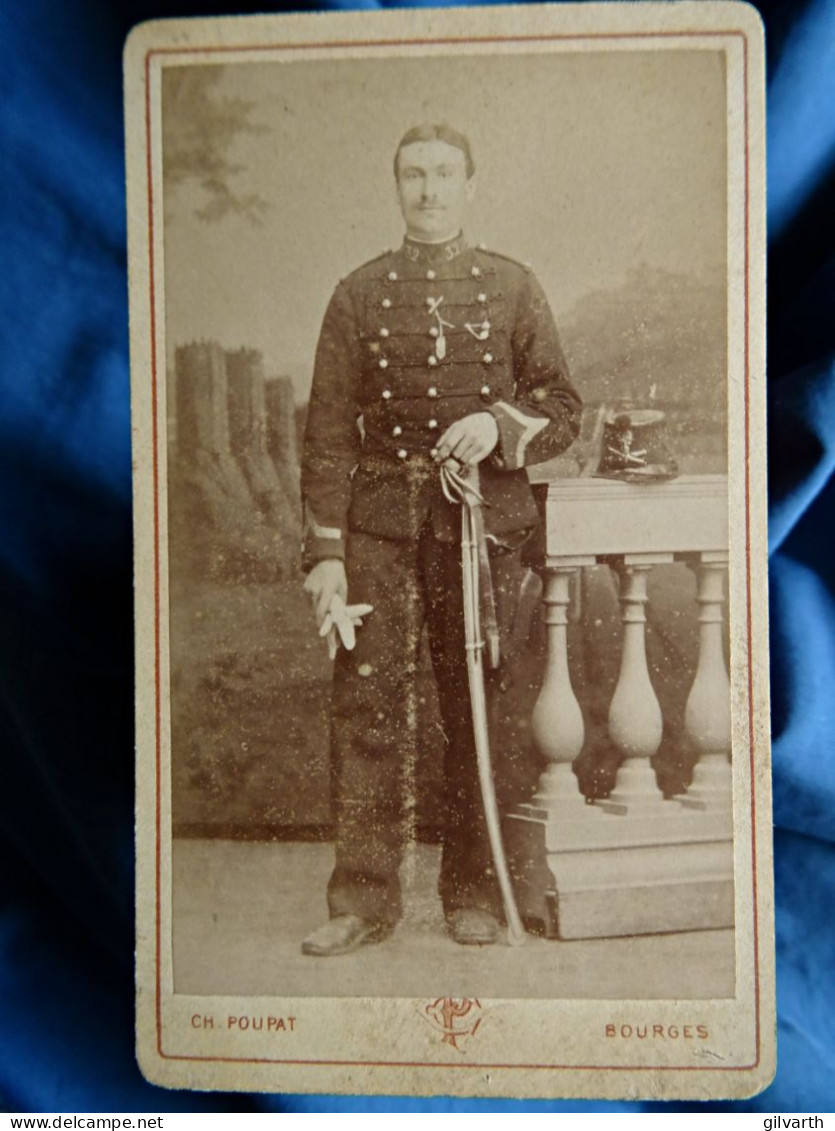 Photo Cdv Ch. Poupat à Bourges - Militaire Sergent Du 32e D'artillerie,en Pied, Sabre, Circa 1880 L440 - Anciennes (Av. 1900)