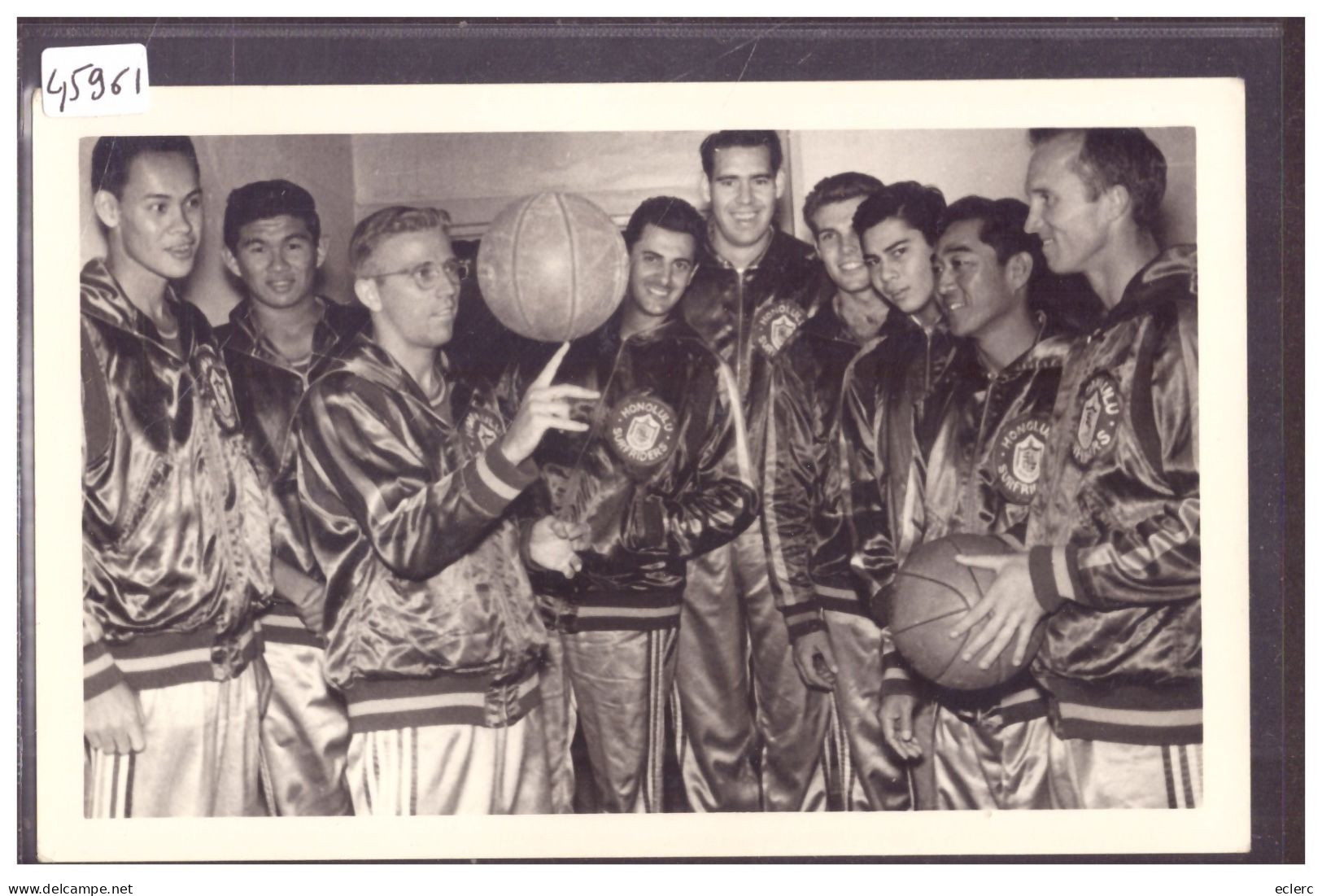 EQUIPE DE BASKET BALL AMERICAINE " HONOLULU SURFRIDERS " EN 1965 - SIGNATURE AUTOGRAPHE D'UN JOUEUR - TB - Sportler