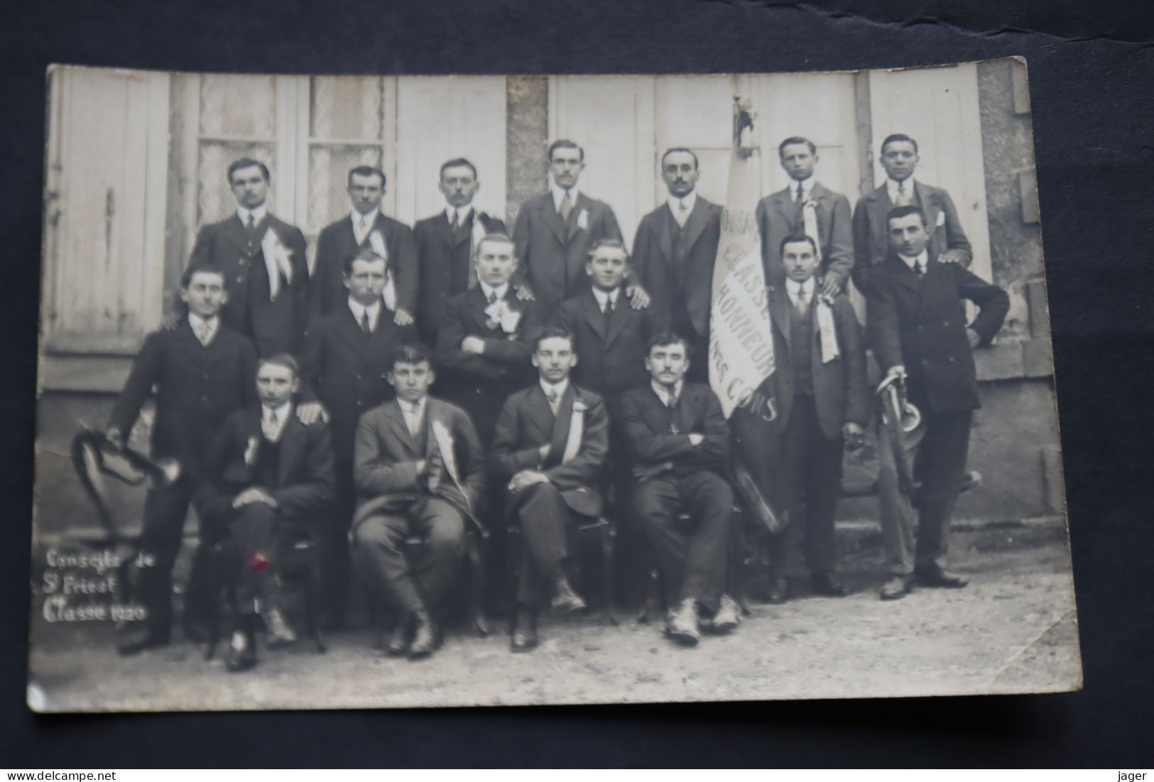 Carte Photo Les Conscrits De Saint Priest Classe 1920 Drapeau Les Jeunes Cons - Saint Priest