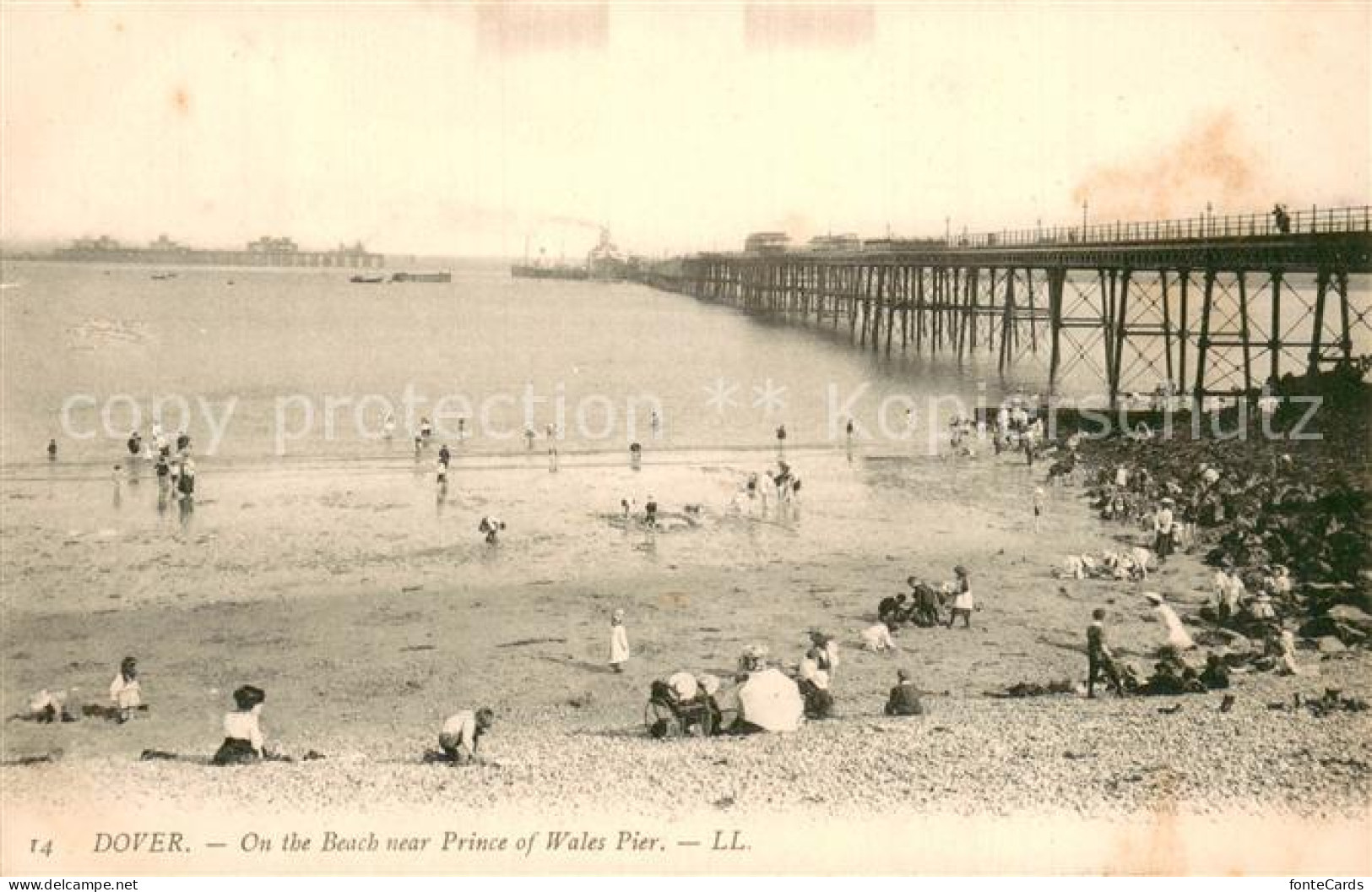 73782191 Dover  Kent UK On The Beach Near Prince Of Wales Pier  - Sonstige & Ohne Zuordnung