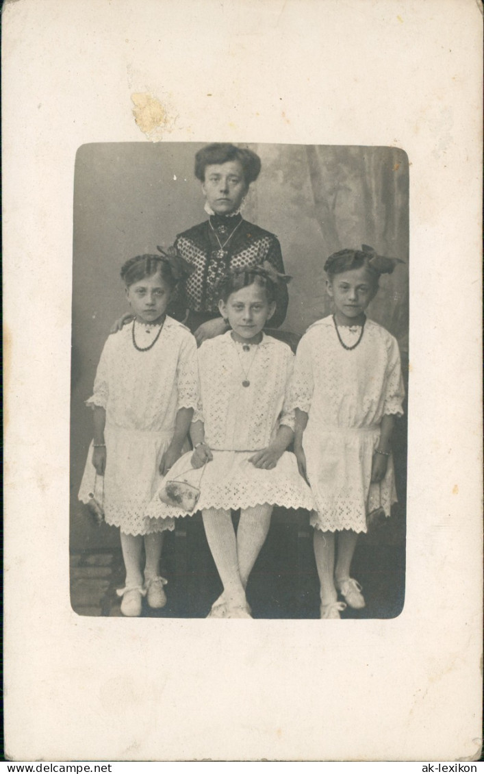 Kinder - Gruppenfoto Mädchen Weiße Kleider Strenge Mutter 1912 Privatfoto - Portraits