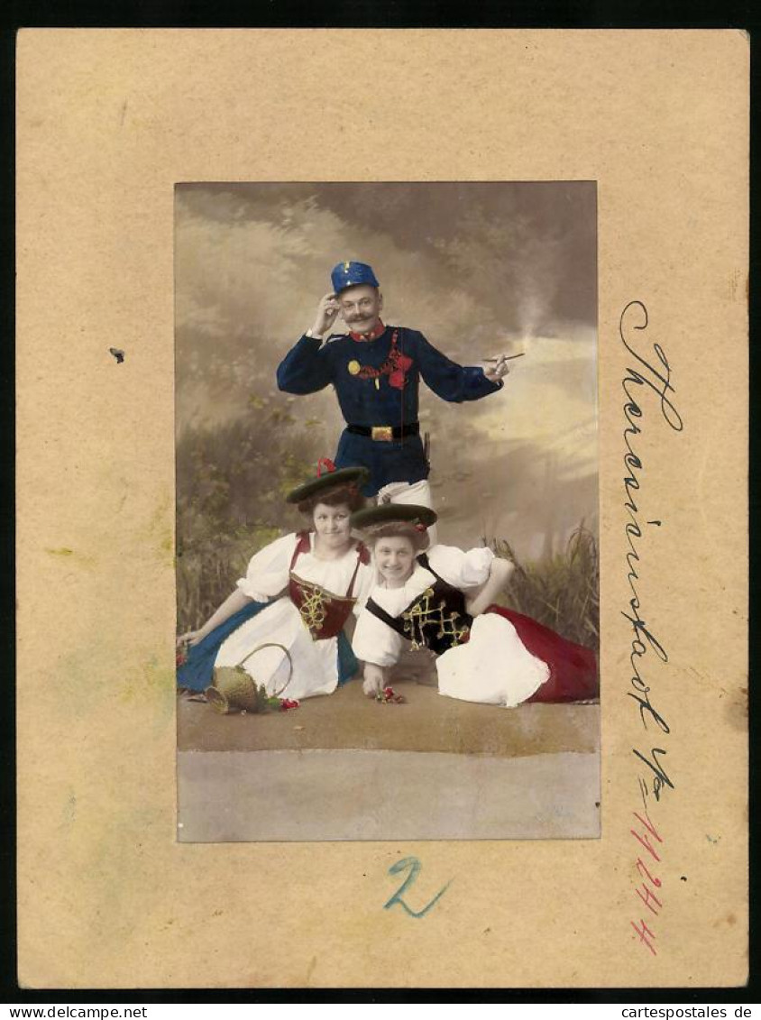 Fotografie Brück & Sohn Meissen, Ansicht Theresienstadt, K.u.K. Soldat In Uniform Mit Frauen In Tracht, Hand Koloriert  - War, Military