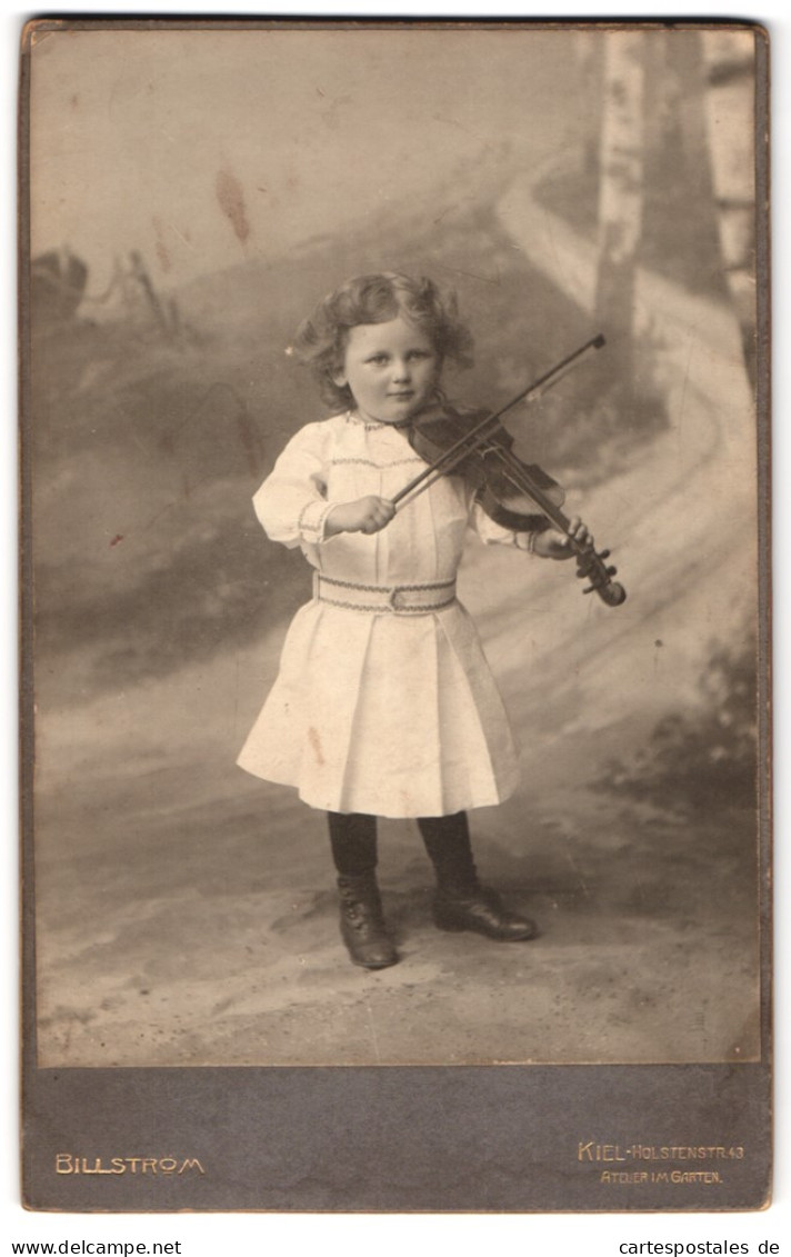 Fotografie Billström, Kiel, Portrait Niedliches Kleines Mädchen Spielt Die Geige / Violine Im Atelier  - Professions