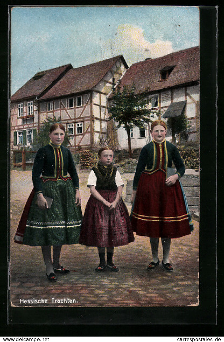 AK Hessische Mädchen In Tracht Auf Dem Dorfplatz  - Costumes