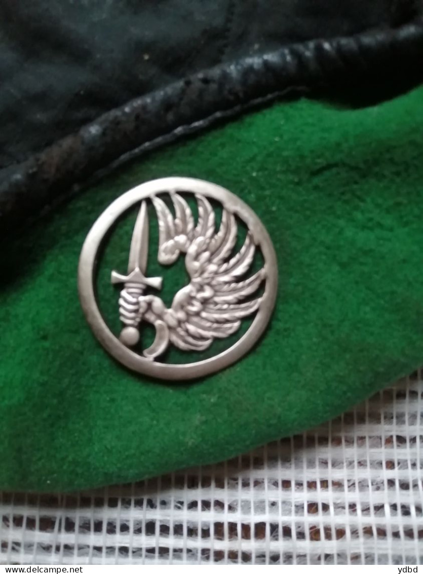 UN BERET VERT DE LA LEGION ETRANGERE DES PARACHUTISTES - Headpieces, Headdresses