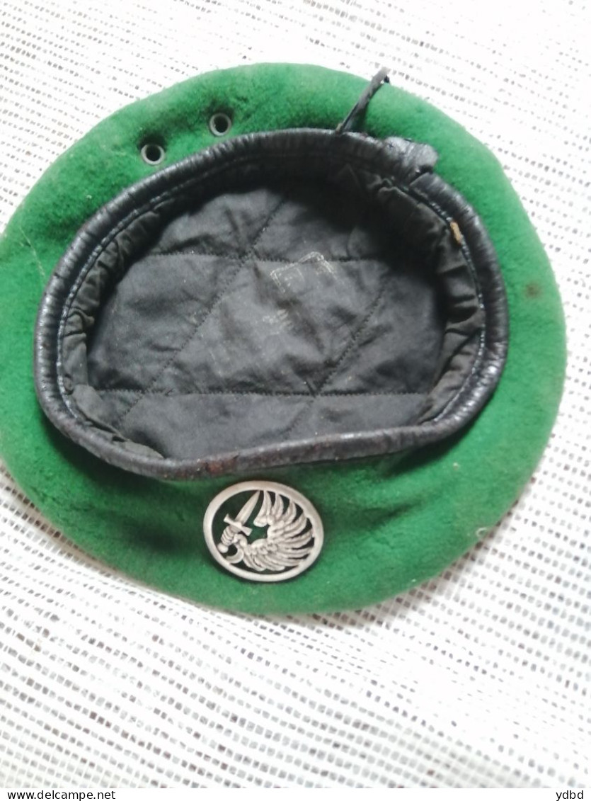 UN BERET VERT DE LA LEGION ETRANGERE DES PARACHUTISTES - Headpieces, Headdresses