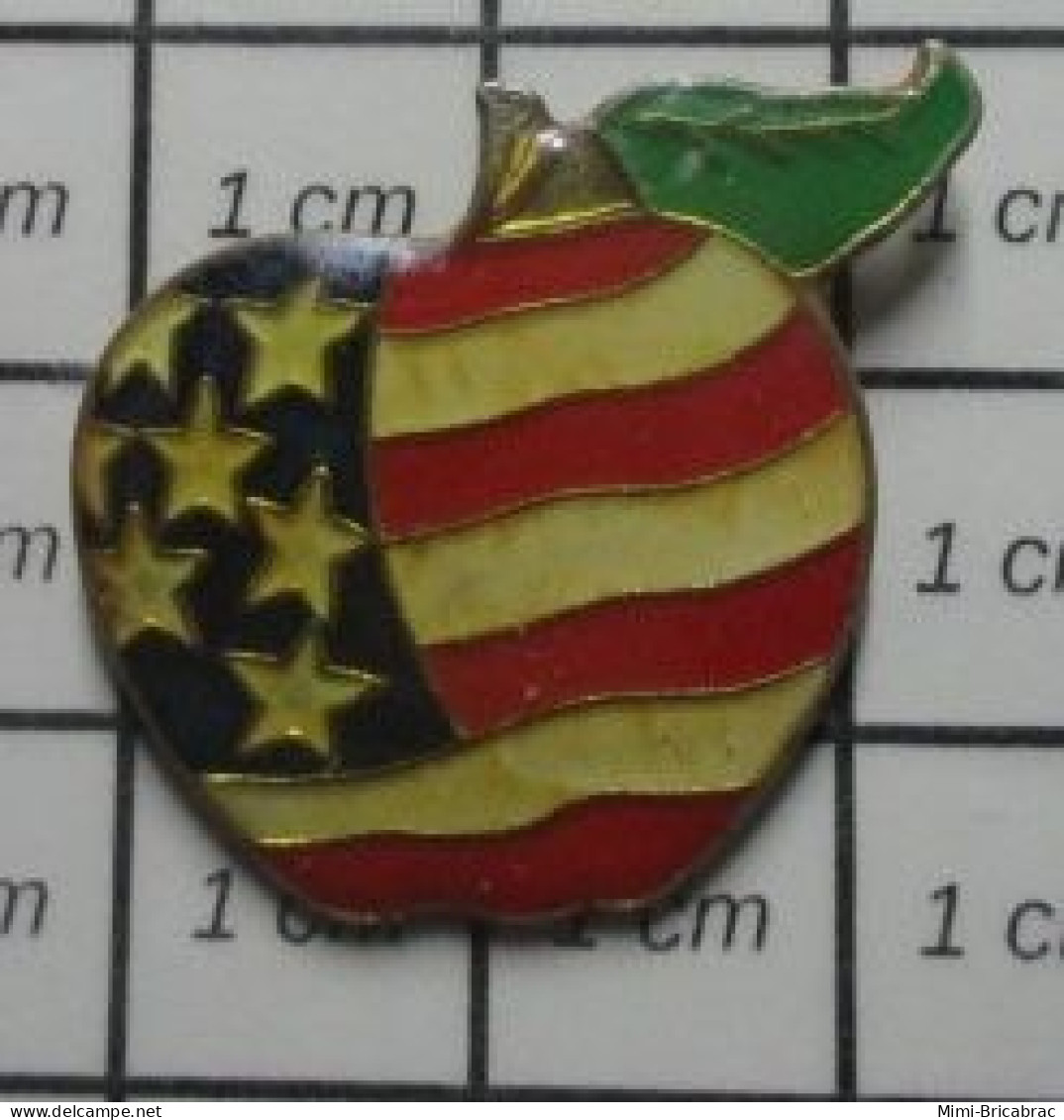 3417 Pin's Pins / Beau Et Rare / ALIMENTATION / POMME AUX COULEURS DU DRAPEAU USA - Alimentation