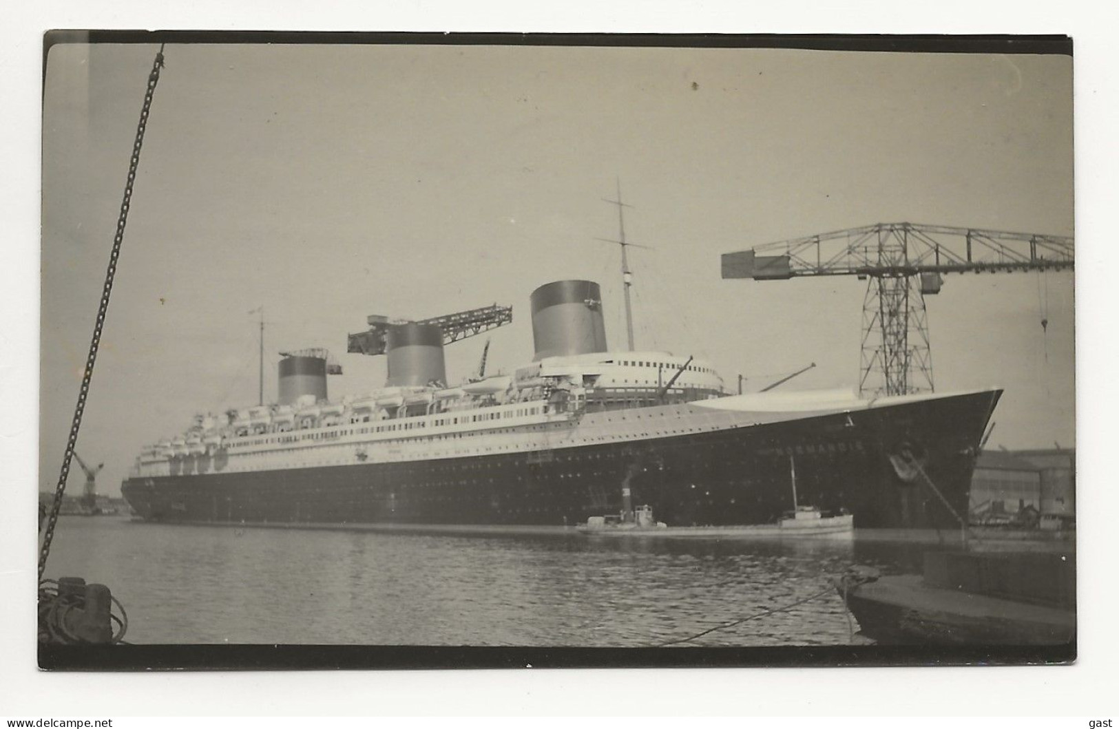 44  SAINT NAZAIRE  1935    PHOTO DU   "NORMANDIE "SUR LE QUAI  D ARMEMENT  PRES  DE  LA  GRUE  TITAN  A ST NAZAIRE - Schiffe