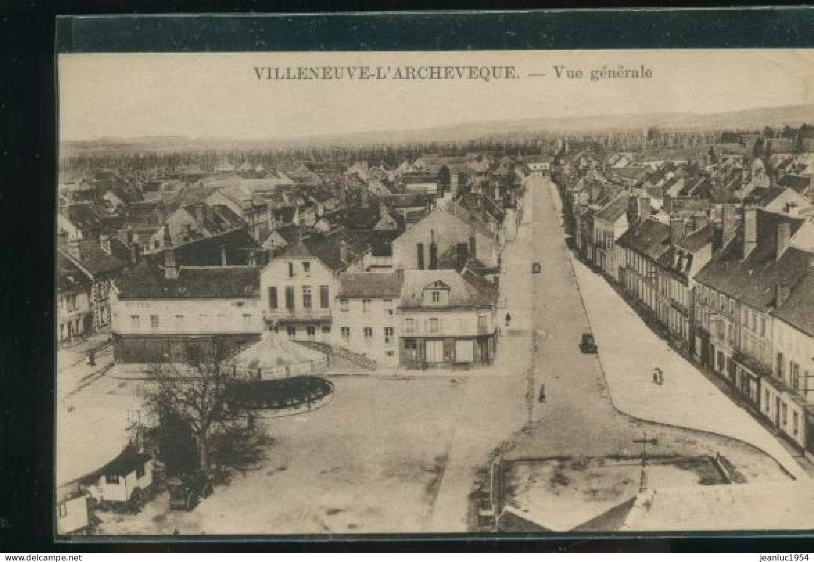 VILLENEUVE L ARCHEVEQUE      LE MANEGE        ( MES PHOTOS NE SONT PAS JAUNES ) - Villeneuve-l'Archevêque