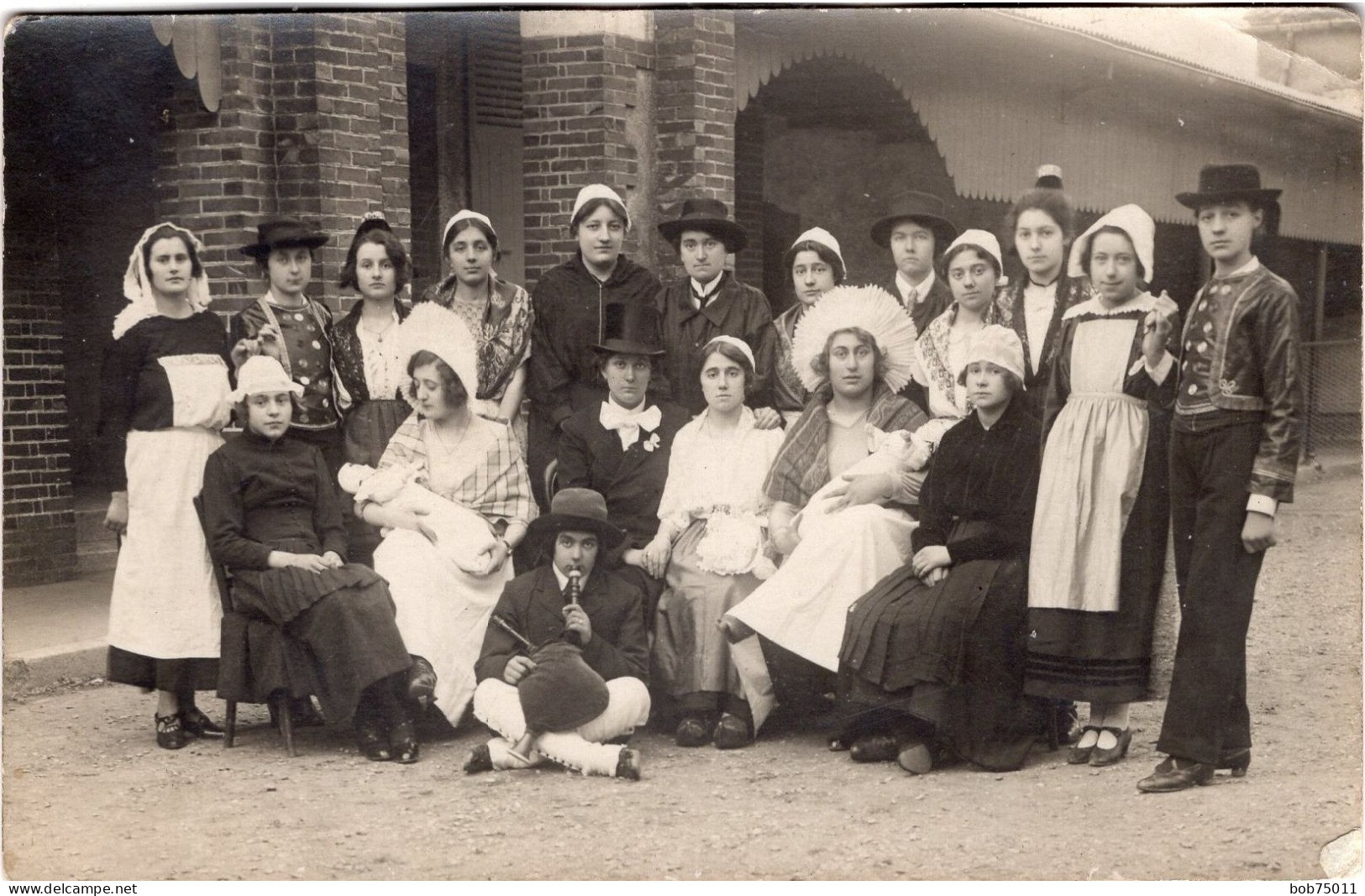 Carte Photo De Jeune Fille En Tenue Breton Et Bretonne Posant Dans La Cour De Leurs école - Anonyme Personen