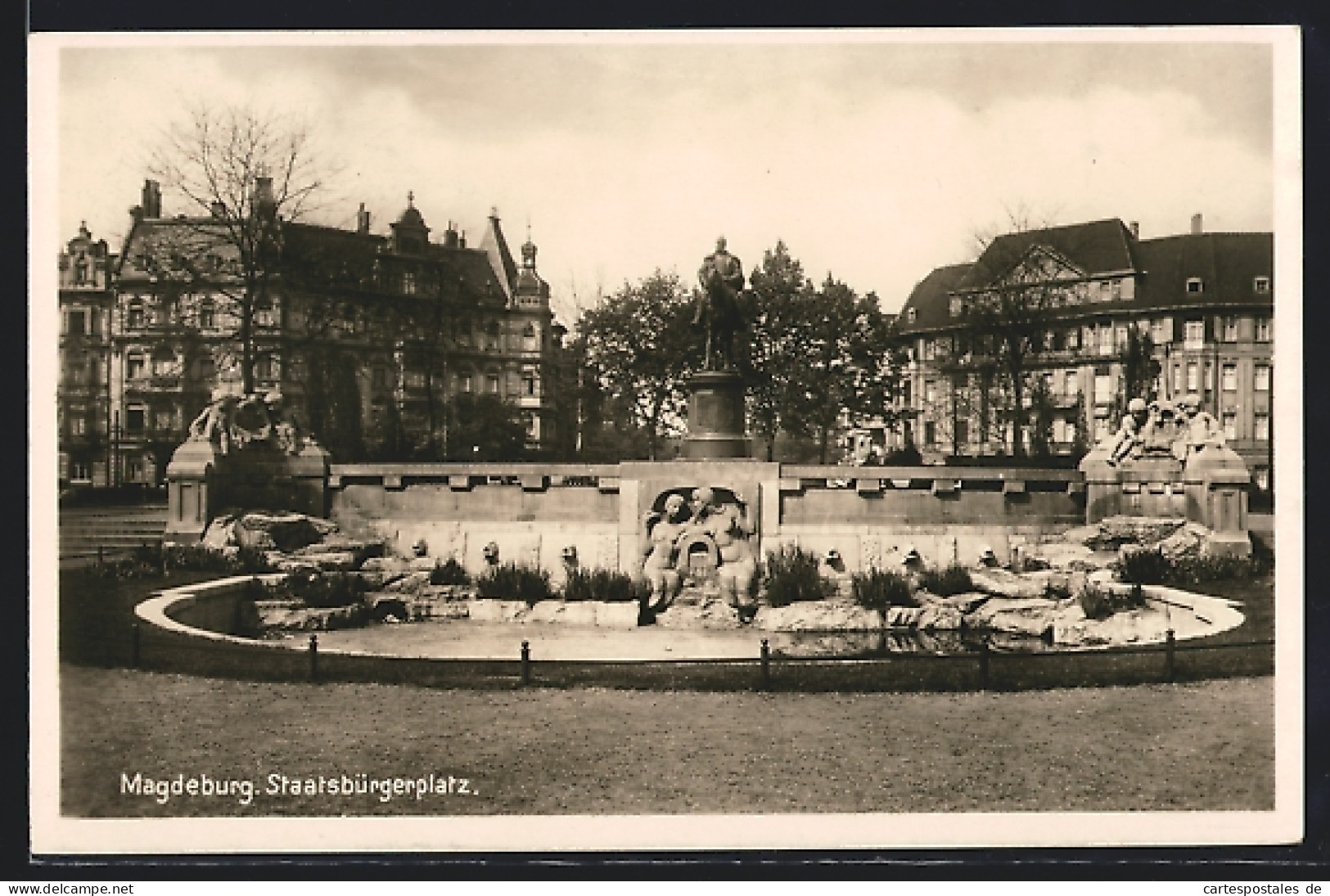 AK Magdeburg, Staatsbürgerplatz  - Maagdenburg