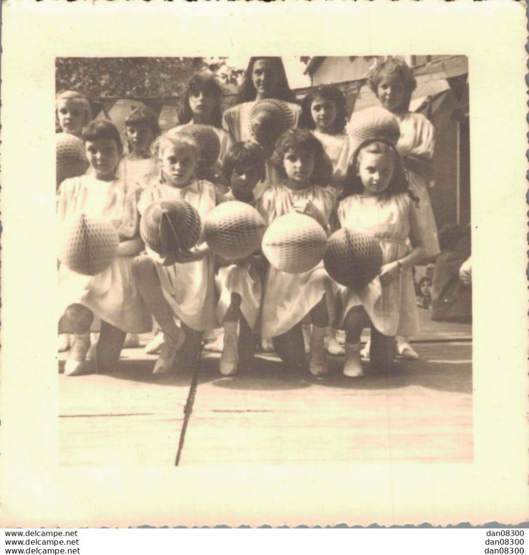 PHOTO DE 9 X 9 CMS UNE EQUIPE DE FILLES AVEC DES GROS BALLONS ALVEOLAIRES PEUT ETRE DE LA GRS MAI 1958 - Anonyme Personen