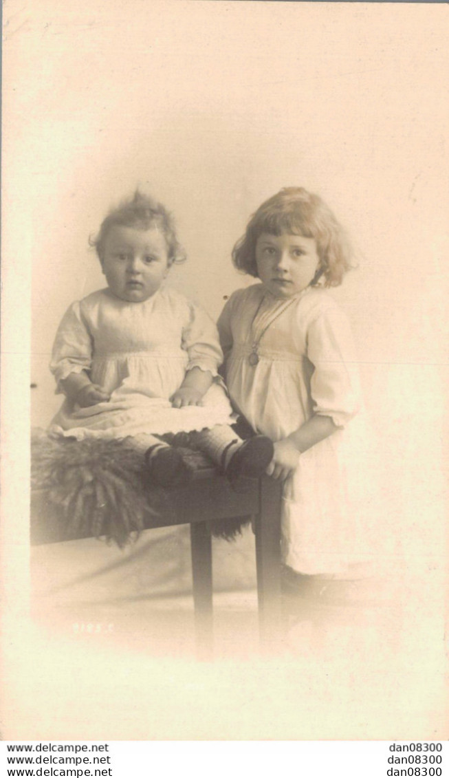 CARTE PHOTO NON IDENTIFIEE REPRESENTANT DEUX FILLETTES POSANT DANS LE STUDIO HAMILTON 32 OCEAN ROAD SOUTH SHIELDS - Zu Identifizieren