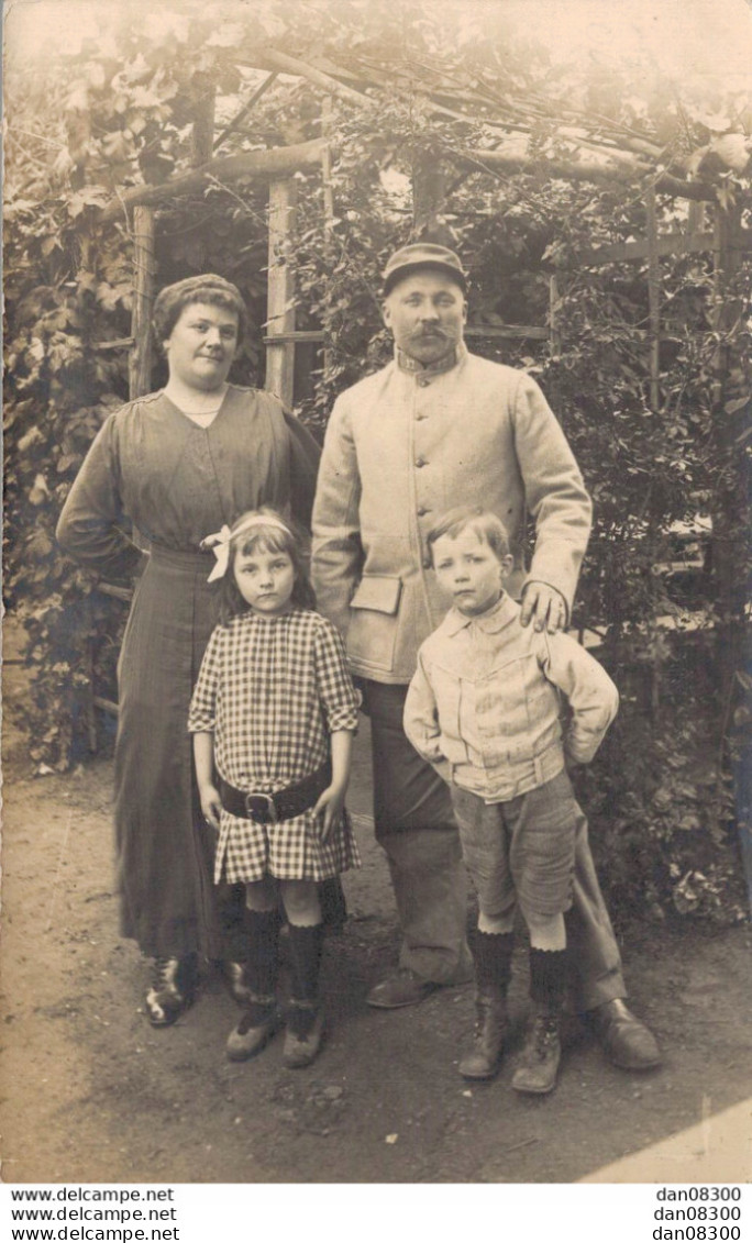 CARTE PHOTO NON IDENTIFIEE REPRESENTANT UN SOLDAT N°17 SUR LE COL AVEC UNE FEMME ET DEUX ENFANTS - To Identify