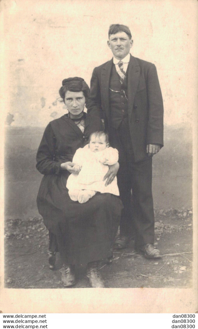 CARTE PHOTO NON IDENTIFIEE REPRESENTANT UN HOMME UNE FEMME ET UN BEBE - A Identifier