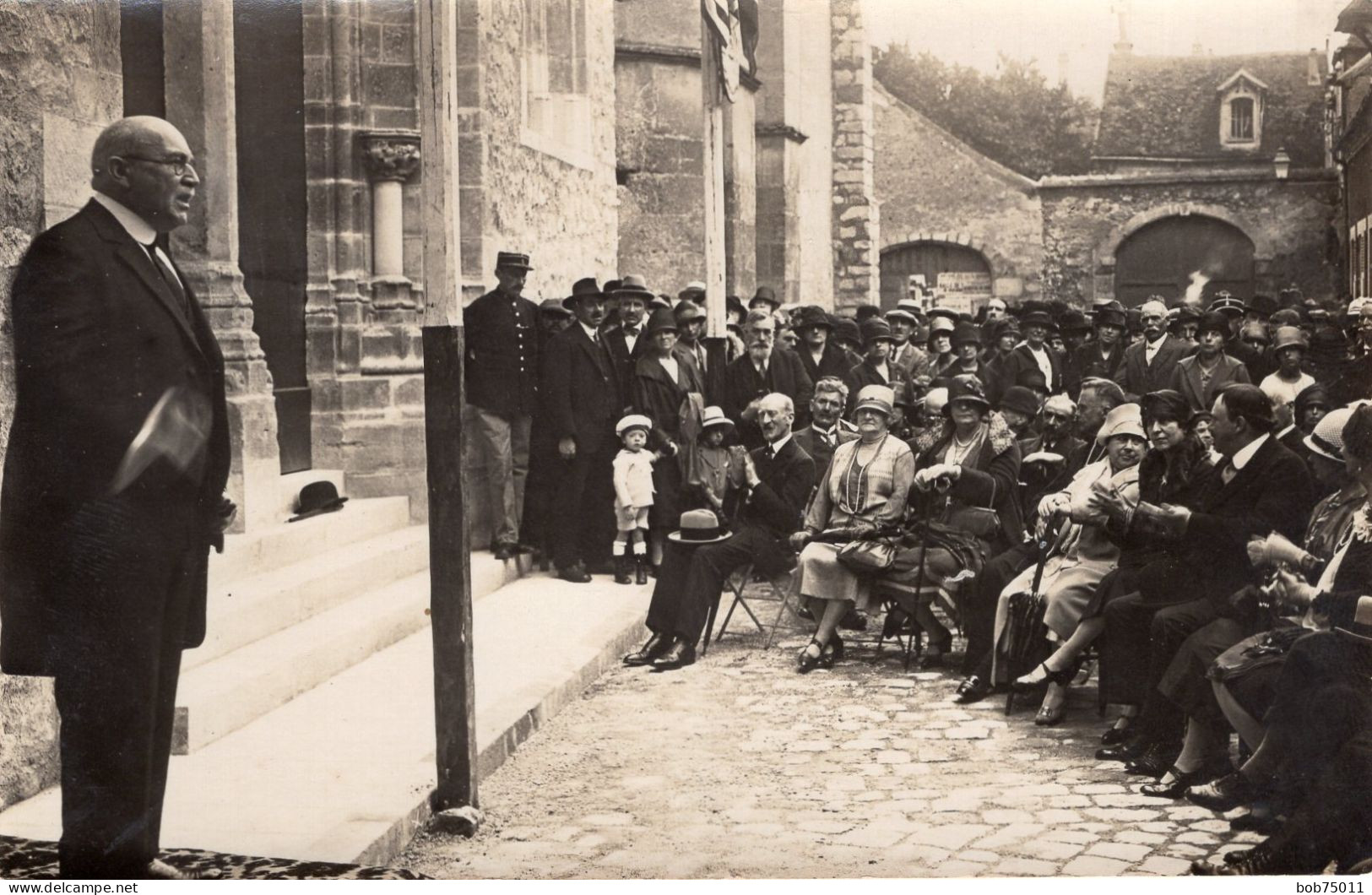 Carte Photo D'un Homme Faisant Un Discours Devant Le Public Devant Une église Vers 1920 - Persone Anonimi