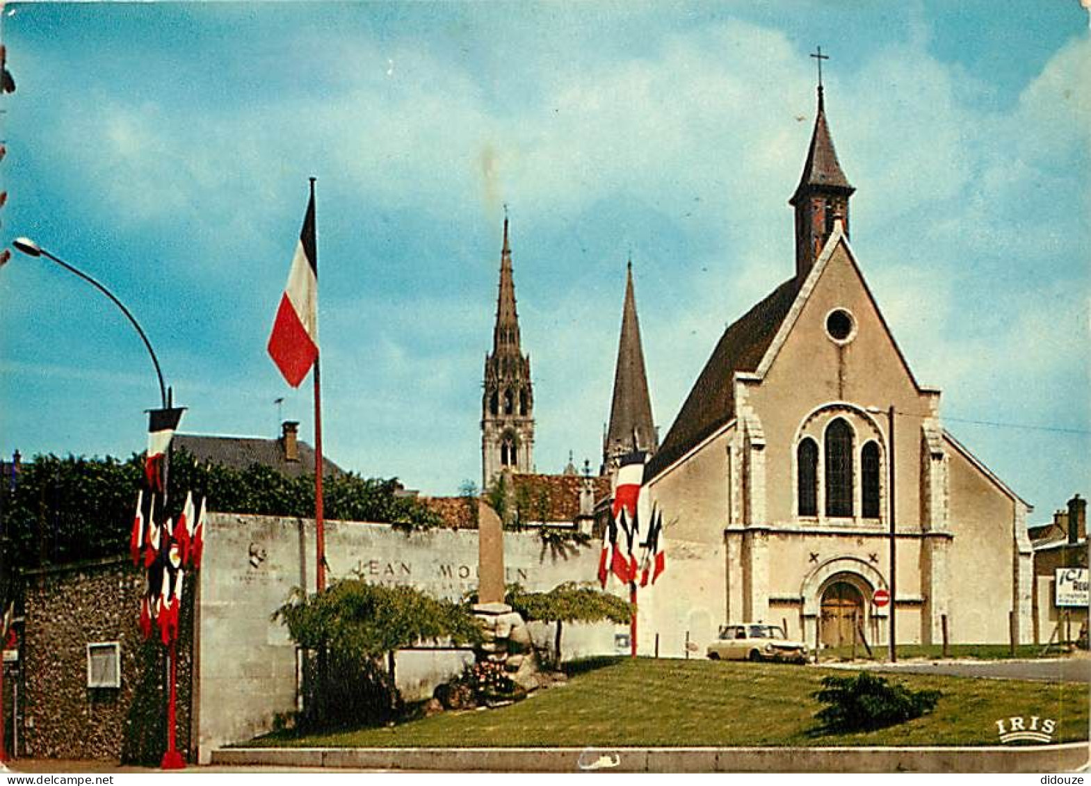 28 - Chartres - Monument à La Mémoire De Jean Moulin (Sculpteur M. Marcel Courbier) Et La Chapelle Ste-Foy - Au Fond, Le - Chartres