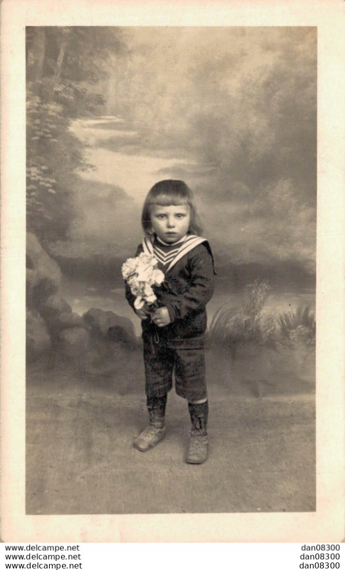 CARTE PHOTO NON IDENTIFIEE REPRESENTANT UNE ENFANT EN COL MARINIERE TENANT DES FLEURS - A Identifier