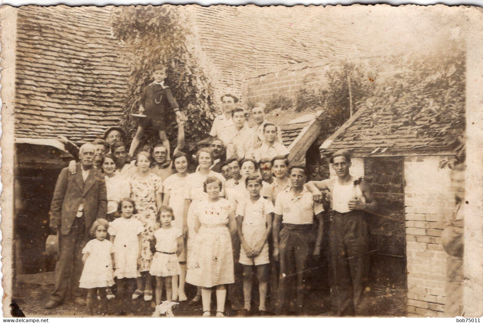 Carte Photo D'une Famille Posant Dans La Cour De Leurs Maison Vers 1930 - Anonymous Persons