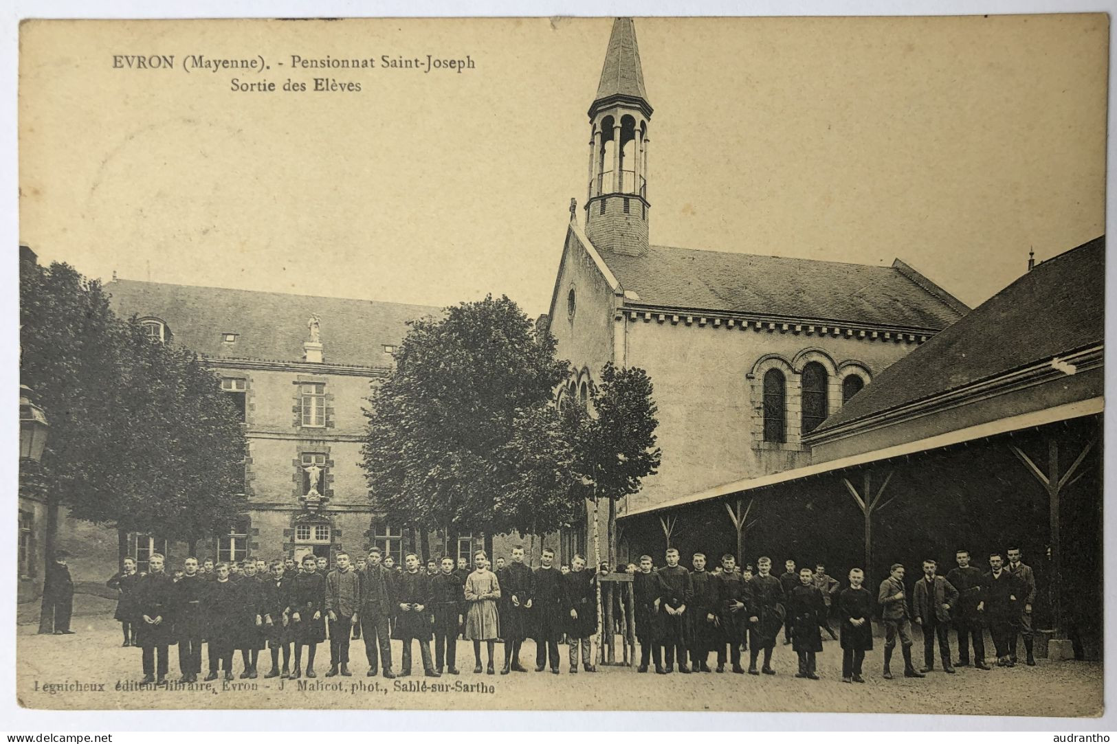 CPA 53 EVRON Pensionnat Saint Joseph - Sortie Des élèves - Nombreux écoliers Dans La Cour - 1924 - Evron