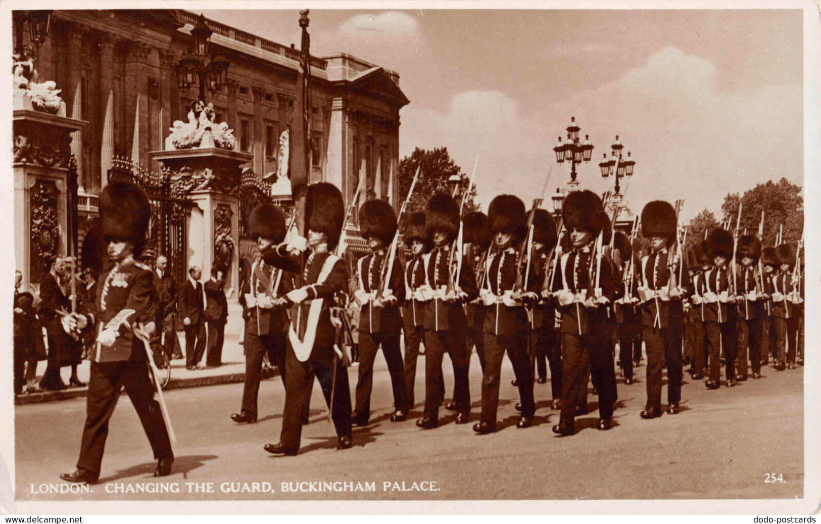 R334304 London. Changing The Guard. Buckingham Palace. RP - Autres & Non Classés