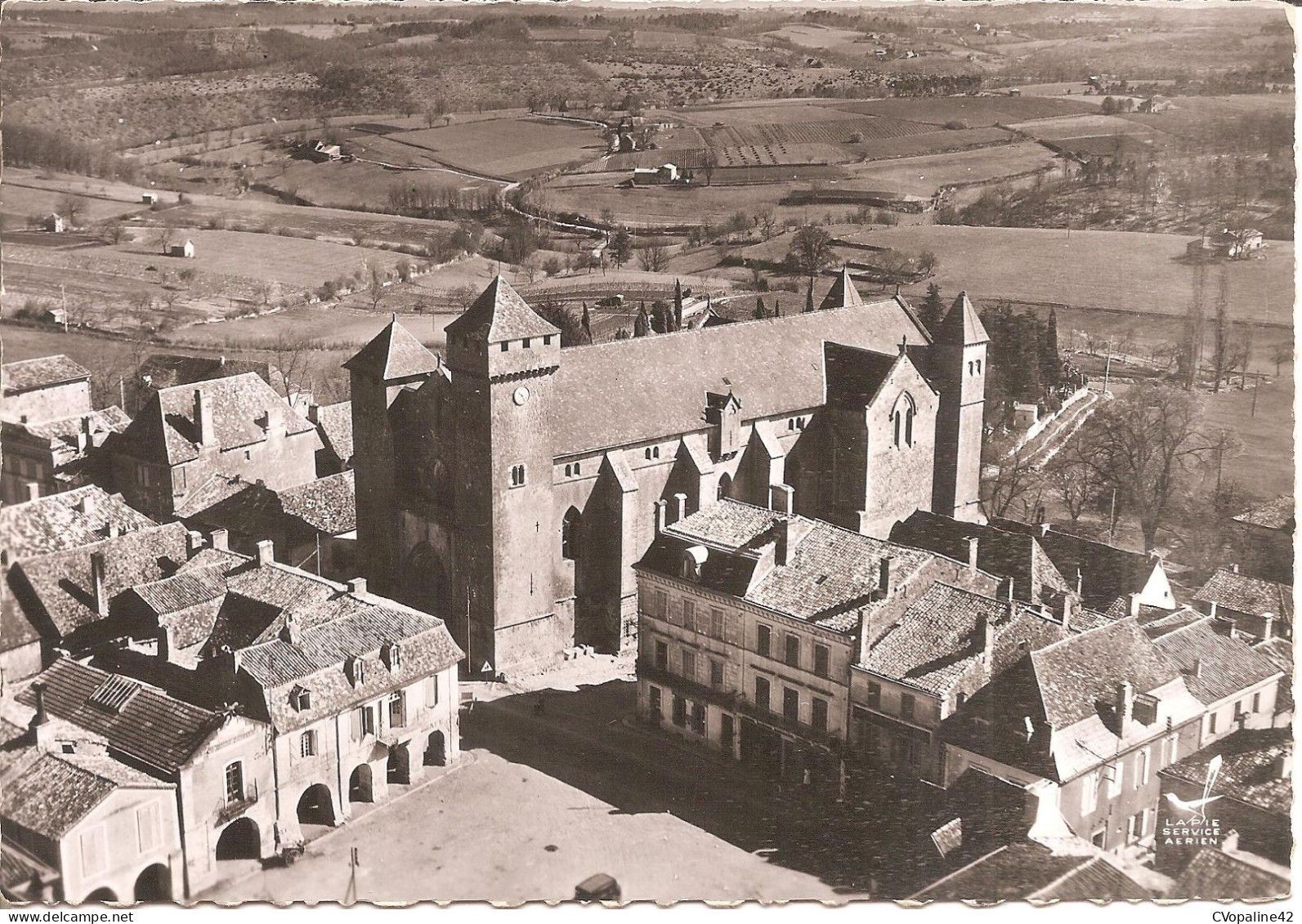 EN AVION AU-DESSUS DE ... BEAUMONT-du-PERIGORD (24) L'Eglise Et La Place (Editeur : LAPIE)  CPSM GF - Autres & Non Classés