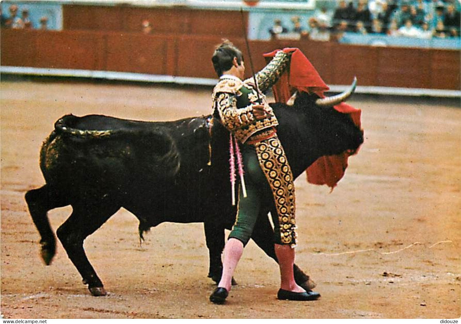 Corrida - Pase De Pecho Con La Izquierda - CPM - Voir Scans Recto-Verso - Corrida