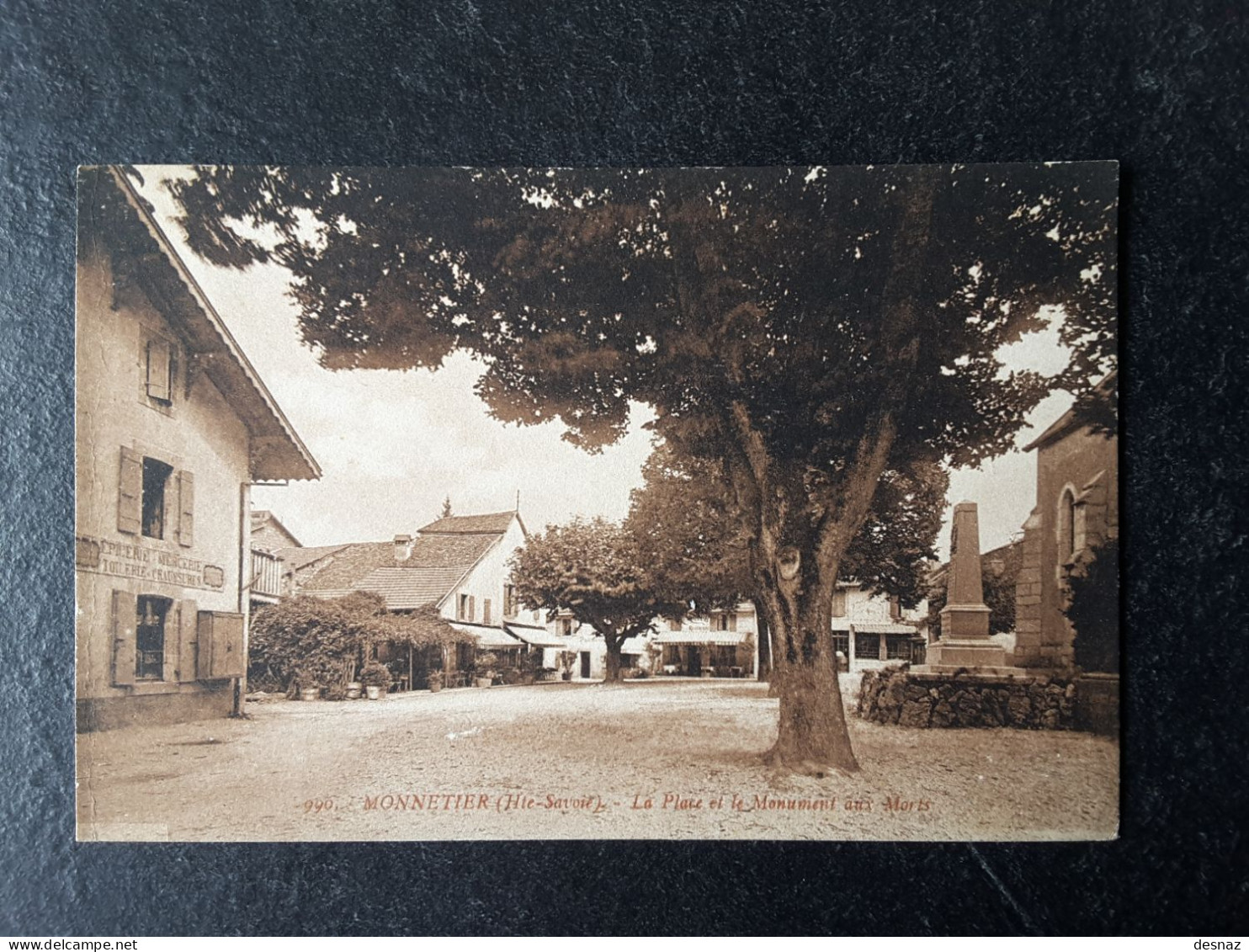 Monnetier La Place Et Le Monument Aux Morts - Sonstige & Ohne Zuordnung