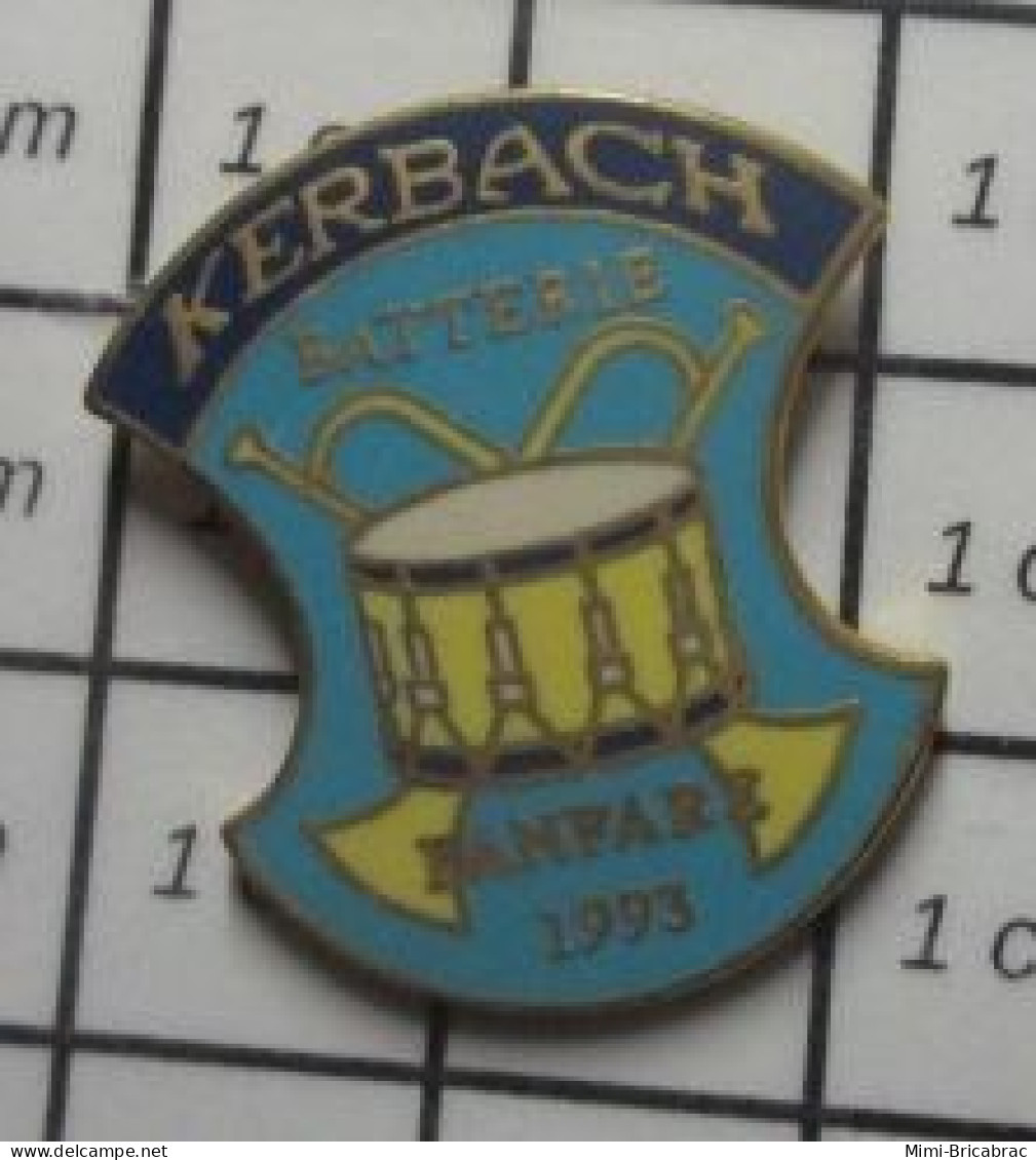 412D Pin's Pins / Beau Et Rare / BATTERIE FANFARE DE KERBACH TAMBOUR TROMPETTE MOSELLE - Cities