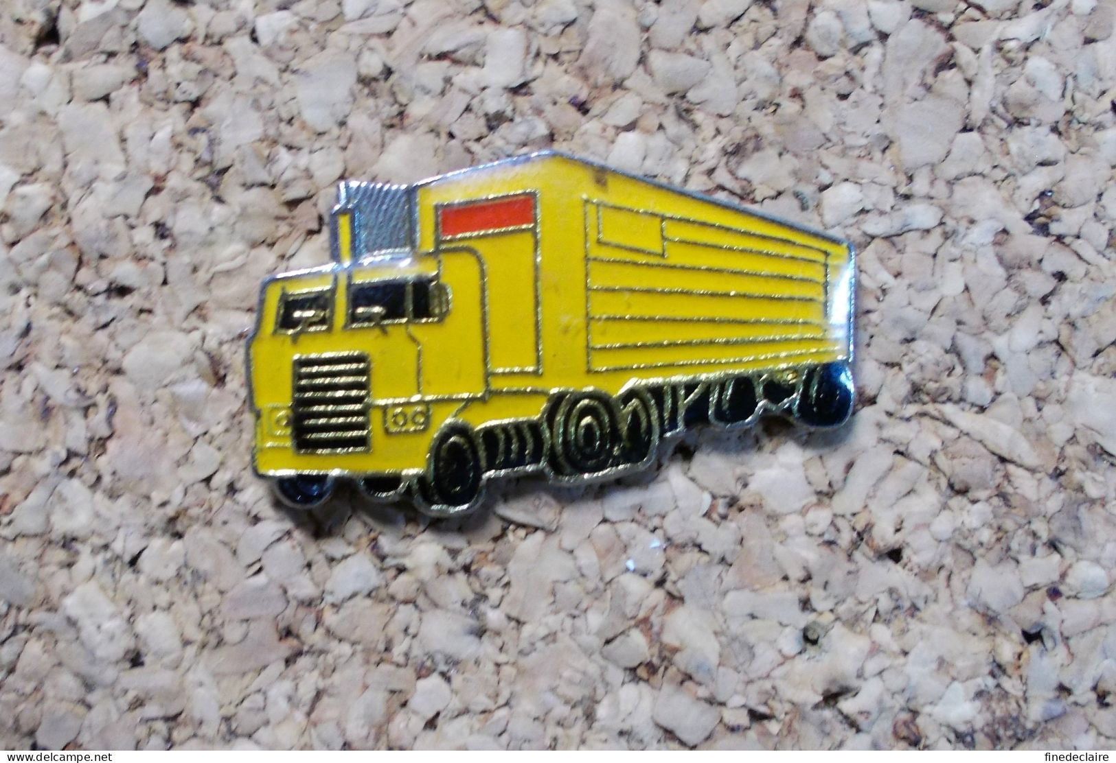 Pin's - Camion Semi-remorque Jaune - Transportation