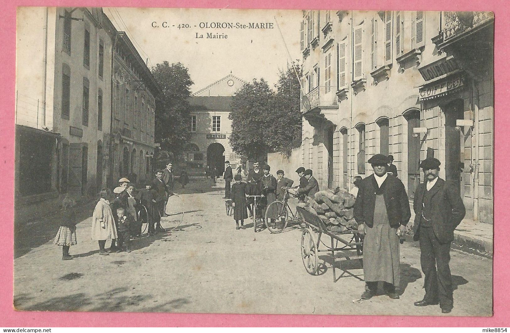 SAS0407  CPA  OLORON-SAINTE-MARIE (Basses-Pyrénées)   La Mairie - COIFFEUR ....  Belle Animation  ++++++ - Oloron Sainte Marie