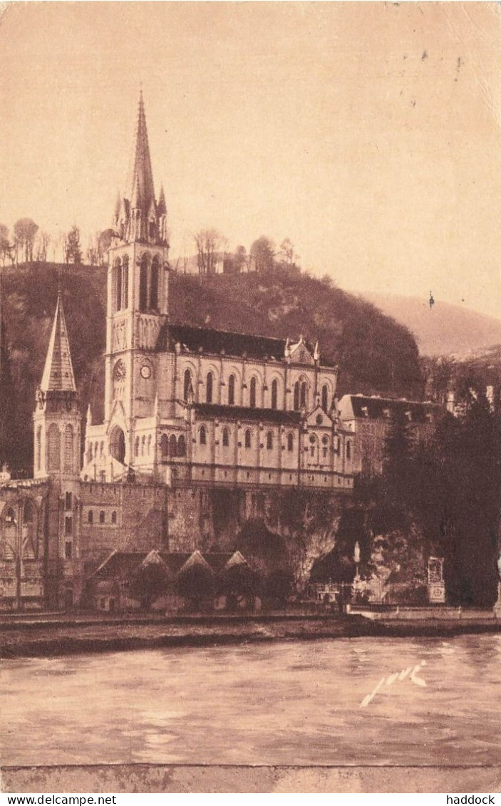 LOURDES : LA BASILIQUE ET LA GROTTE - Lourdes