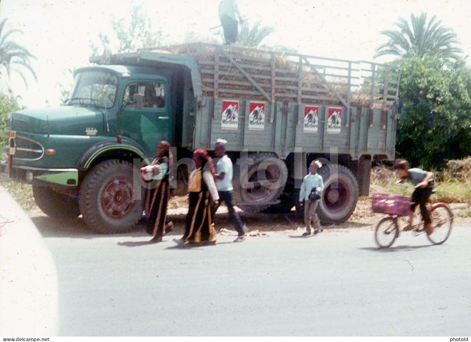 1982 MARLBORO ADVERT MERCEDES BENZ 22.20 TRUCK JERICHO PALESTIN PALESTINE 35mm SLIDE NOT PHOTO No FOTO NB4124 - Diapositives (slides)