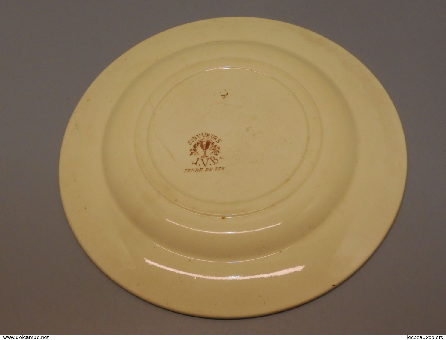 -ANCIENNE ASSIETTE PLATE JULES VIEILLARD Bordeaux Terre de Fer Service buveurs    E