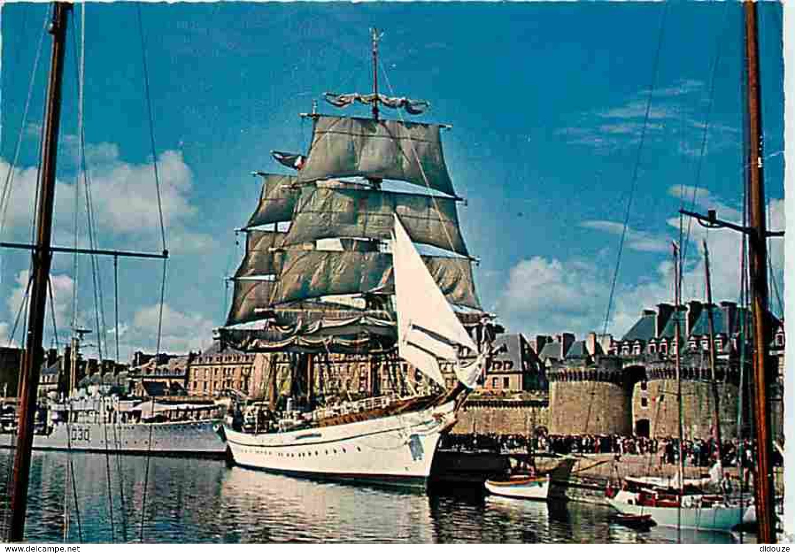 Bateaux - Voiliers - Saint Malo - Grand Voilier Dans Le Bassin Devant Les Remparts - CPM - Voir Scans Recto-Verso - Voiliers