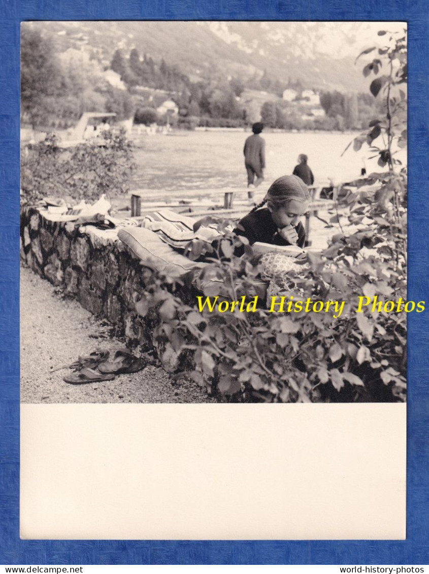 Photo Ancienne - THONES ? Lac D' ANNECY ? - Beau Portrait D'une Petite Fille Qui Lit Un Livre - 1959 - Enfant Mignon - Lieux