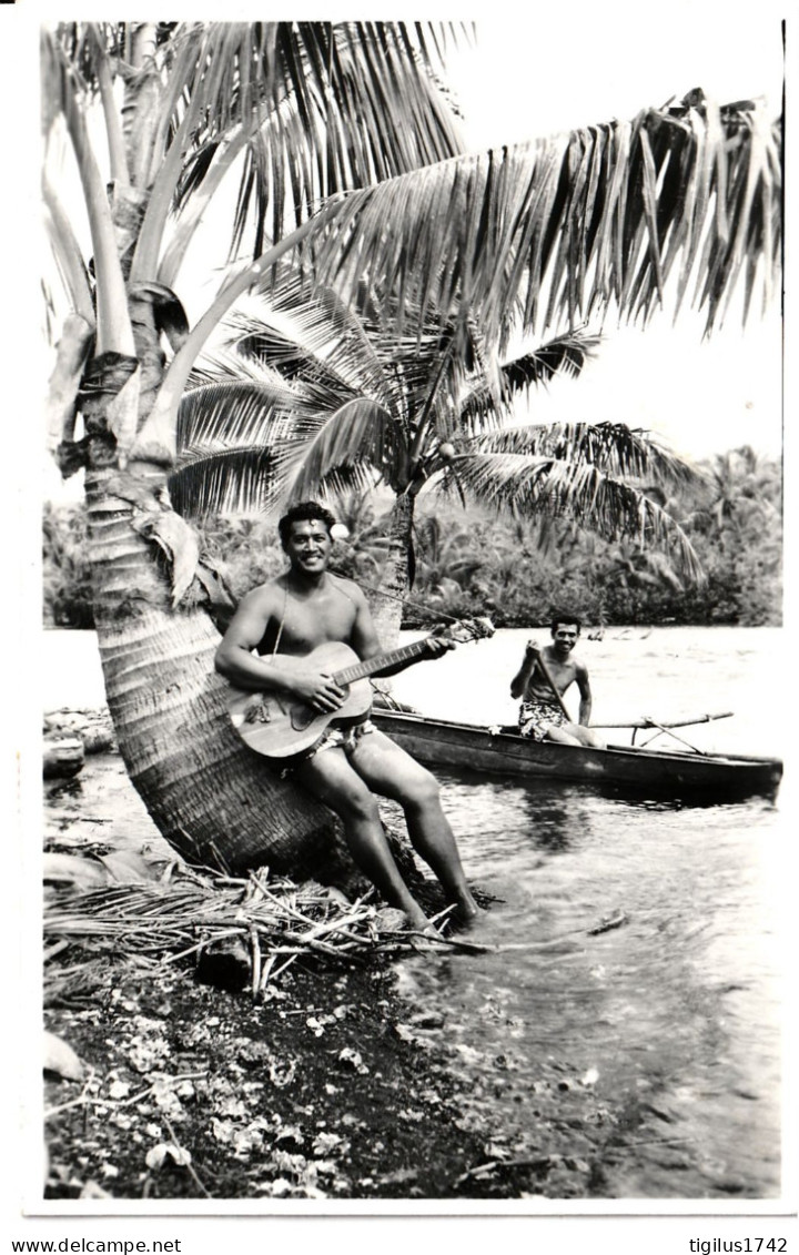 Tahiti Joueur De Guitare Et Pirogue - Tahiti