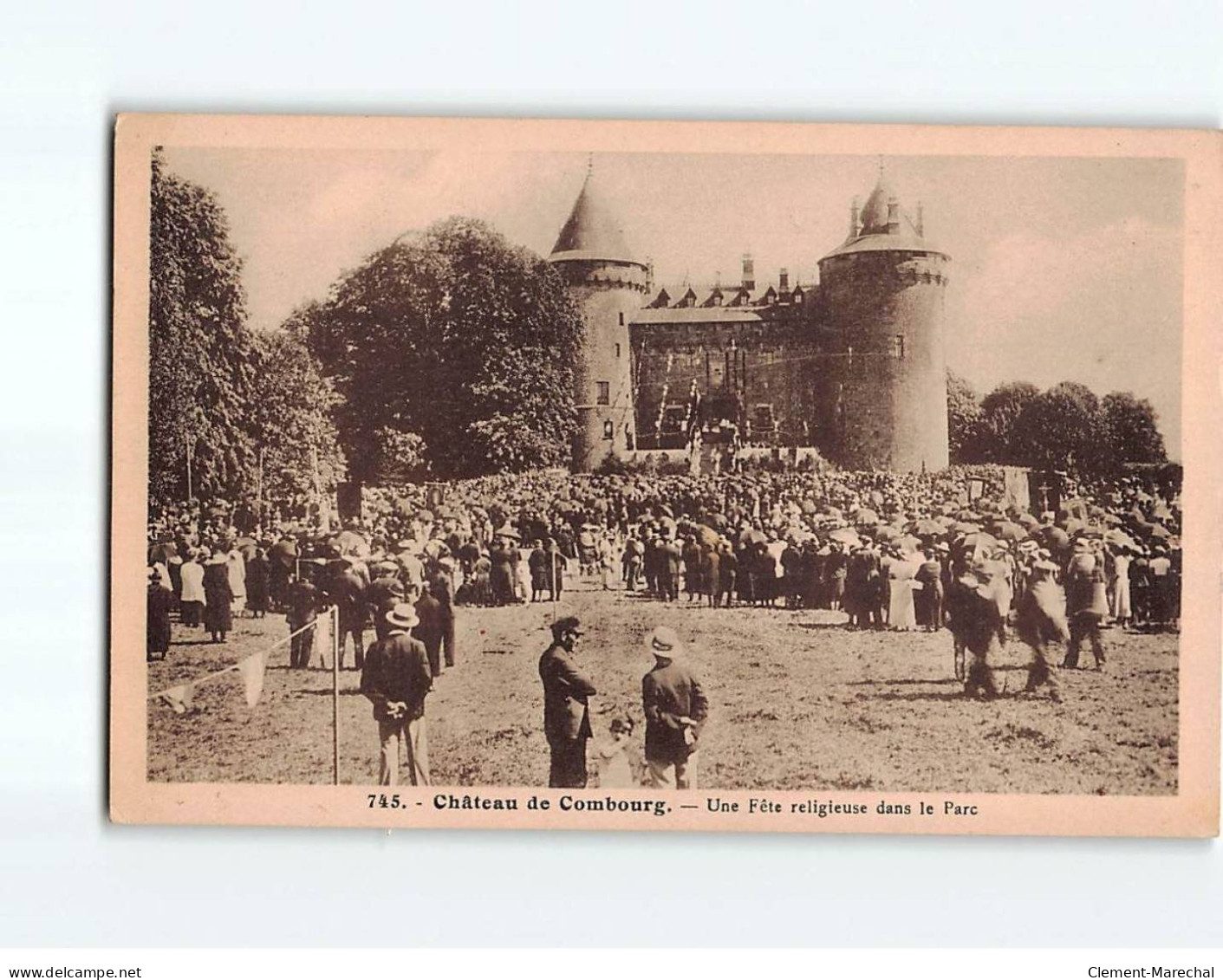 Château De COMBOURG, Une Fête Religieuse Dans Le Parc - état - Combourg