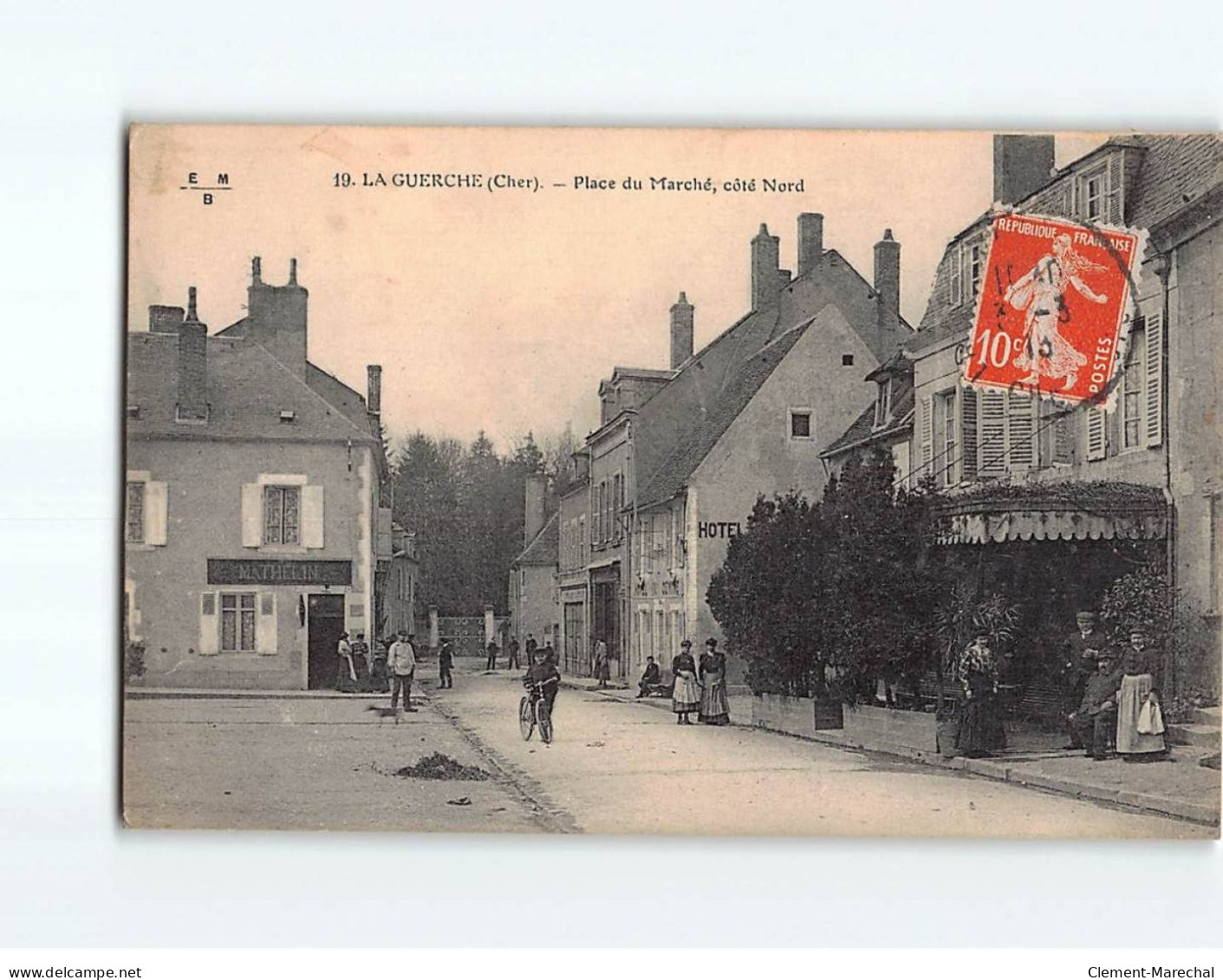 LA GUERCHE : Place Du Marché - état - La Guerche Sur L'Aubois