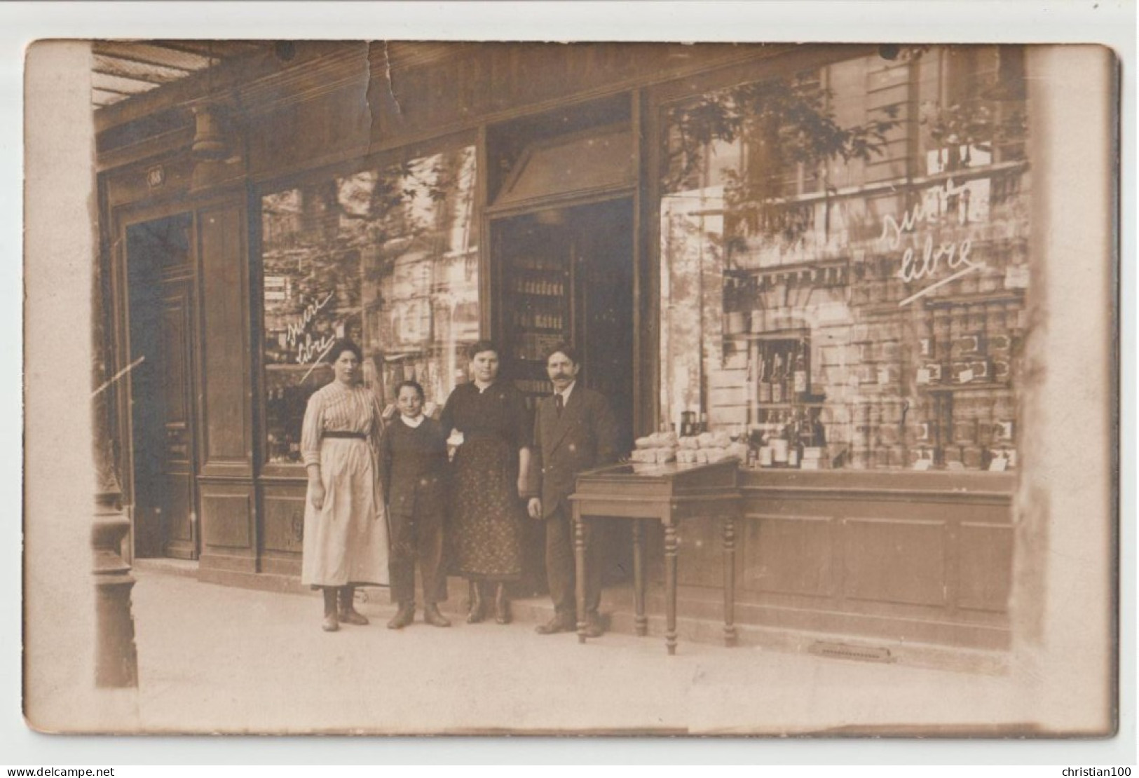 CARTE PHOTO - DEVANTURE D'UNE EPICERIE - " SUCRE LIBRE " ECRIT SUR LA VITRINE - L' EPICIER EN FAMILLE -z 3 SCANS Z- - To Identify