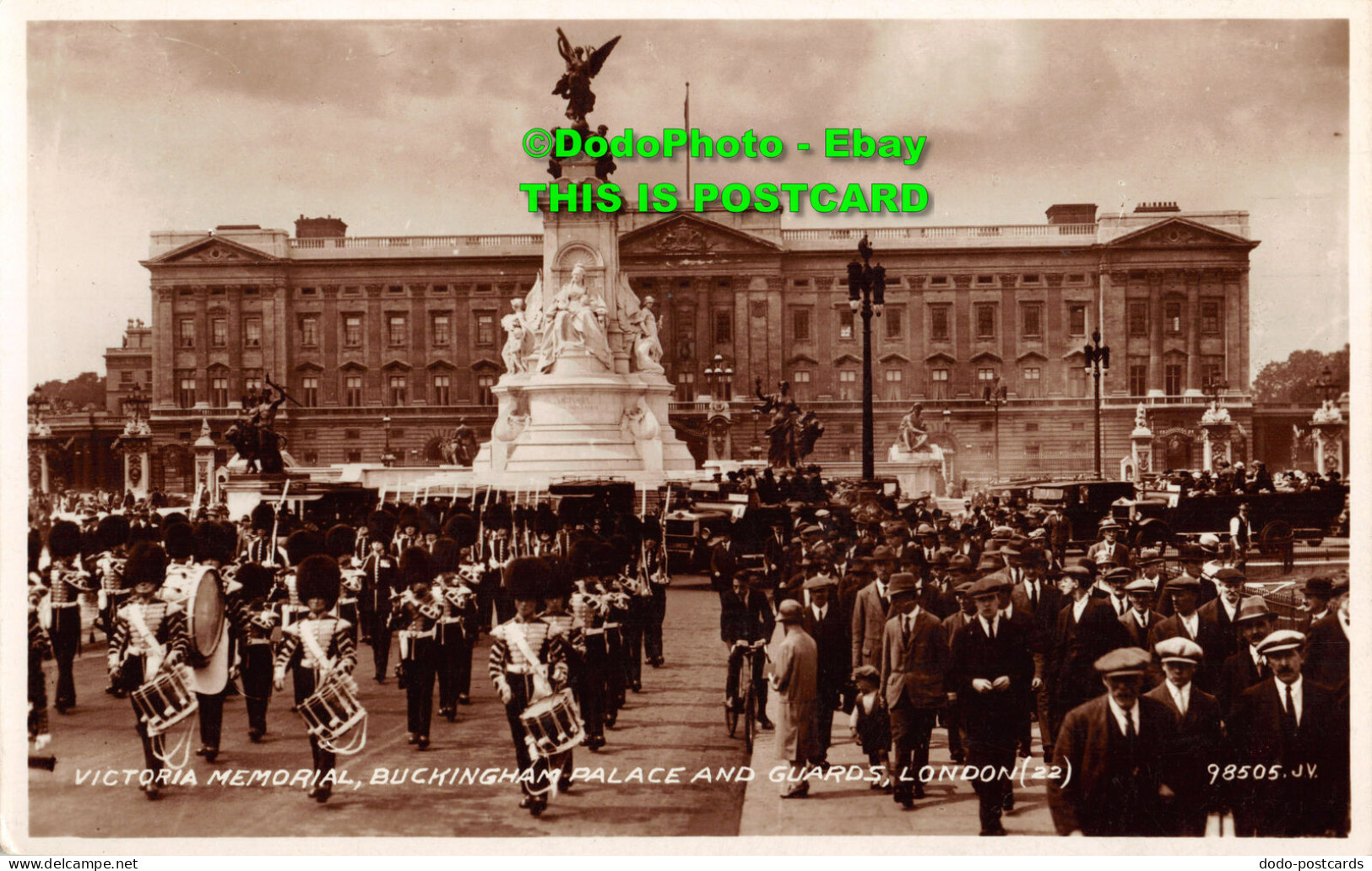 R345461 Victoria Memorial Buckingham Palace And Guards London. 22. 98505. J. V. - Otros & Sin Clasificación