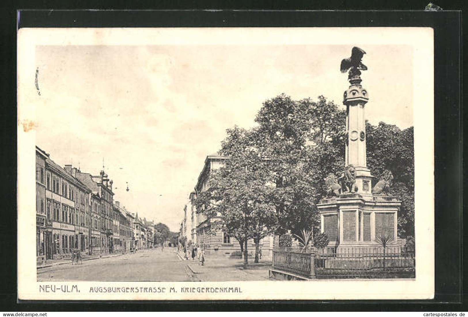 AK Neu-Ulm, Augsburgerstrasse Mit Geschäften Und Kriegerdenkmal  - Neu-Ulm